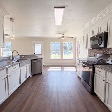 Property photo 2 of 3940 Victory Ct