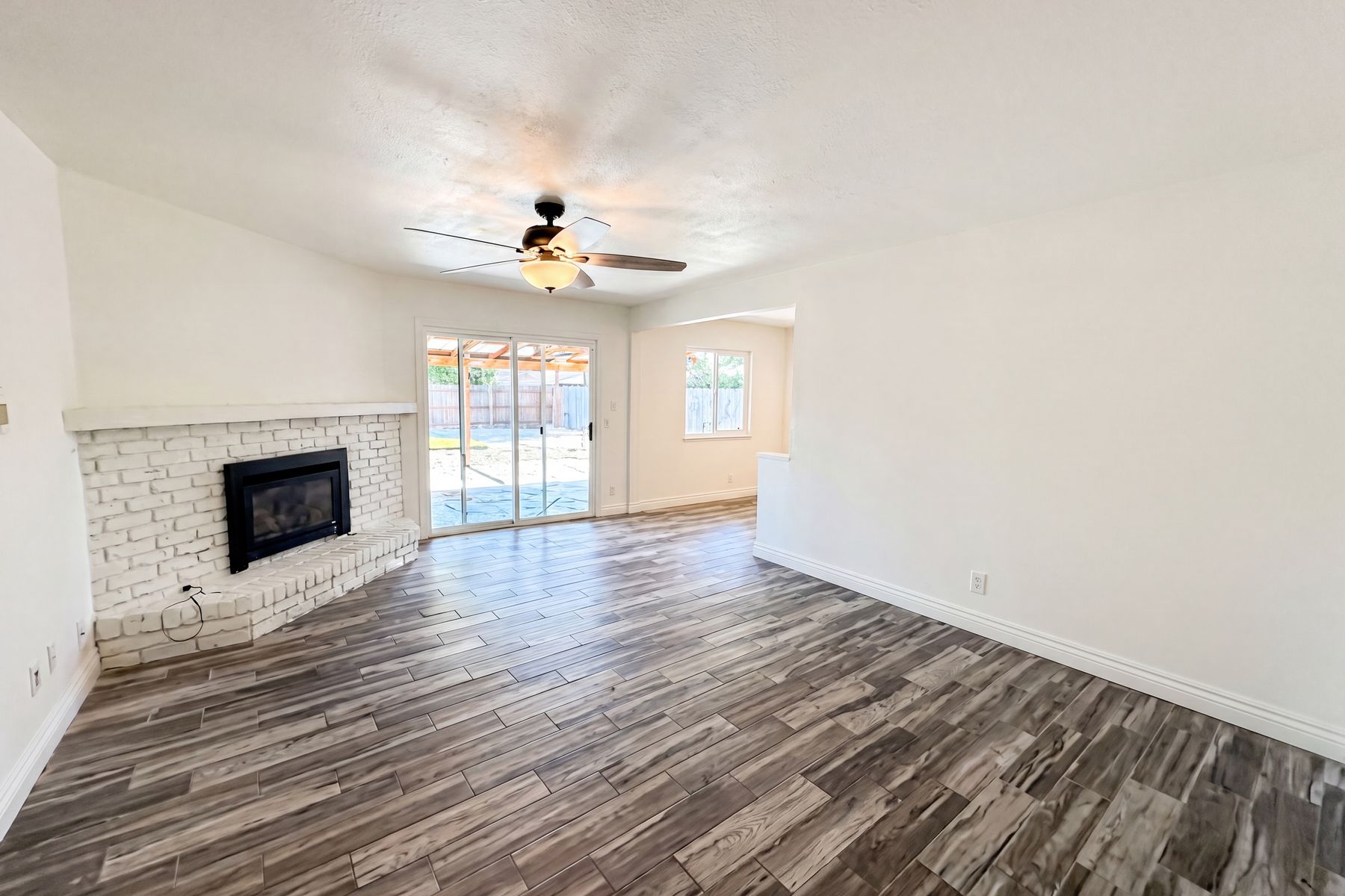 Property photo 3 of 1422 Oakmont Dr