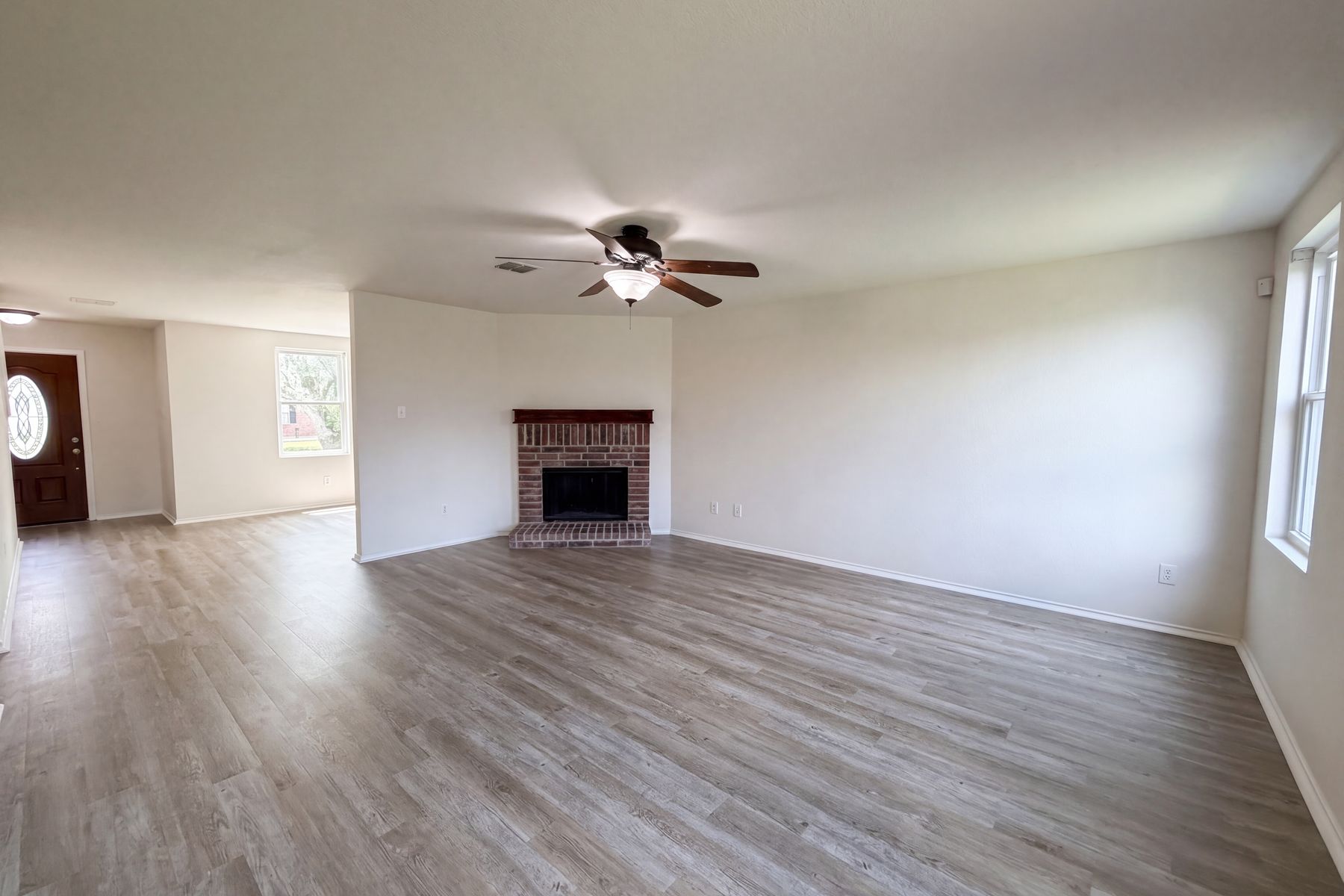 Property photo 3 of 2904 Lake Vista Dr