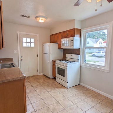 Property photo 2 of 12722 Emery Ave