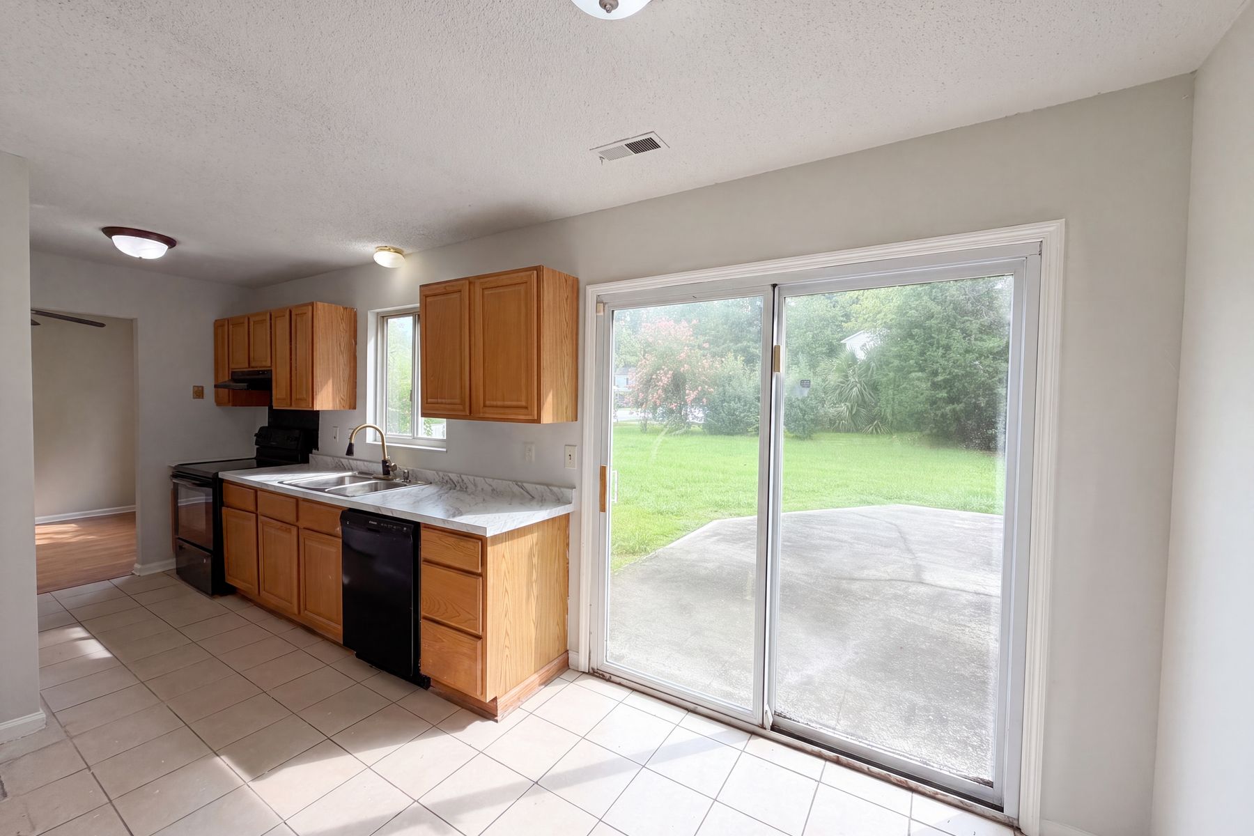 Photo 2 of 20 of 6786 Moss Ct, North Charleston, SC