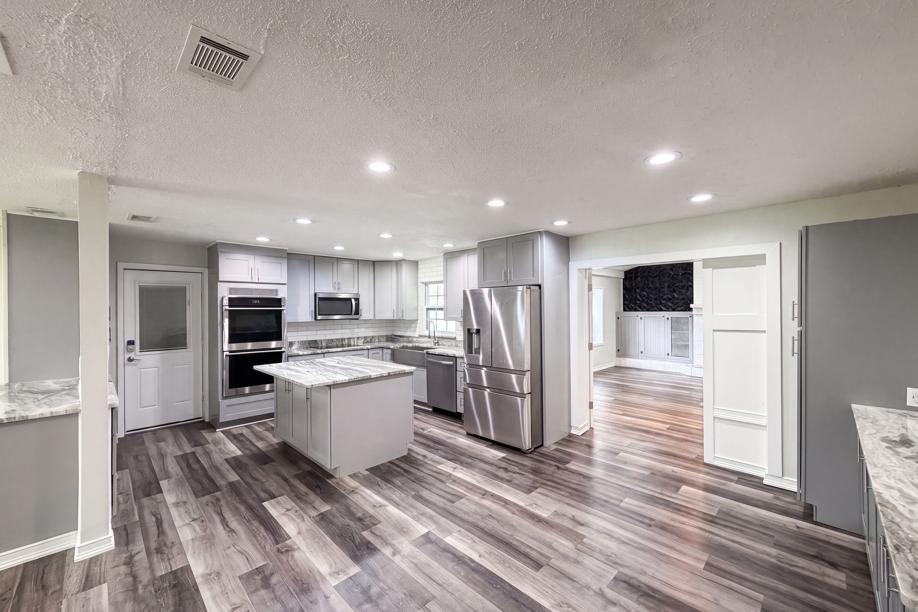 Photo 2 of 18 of 1823 Lori Ln W, Lakeland, FL
