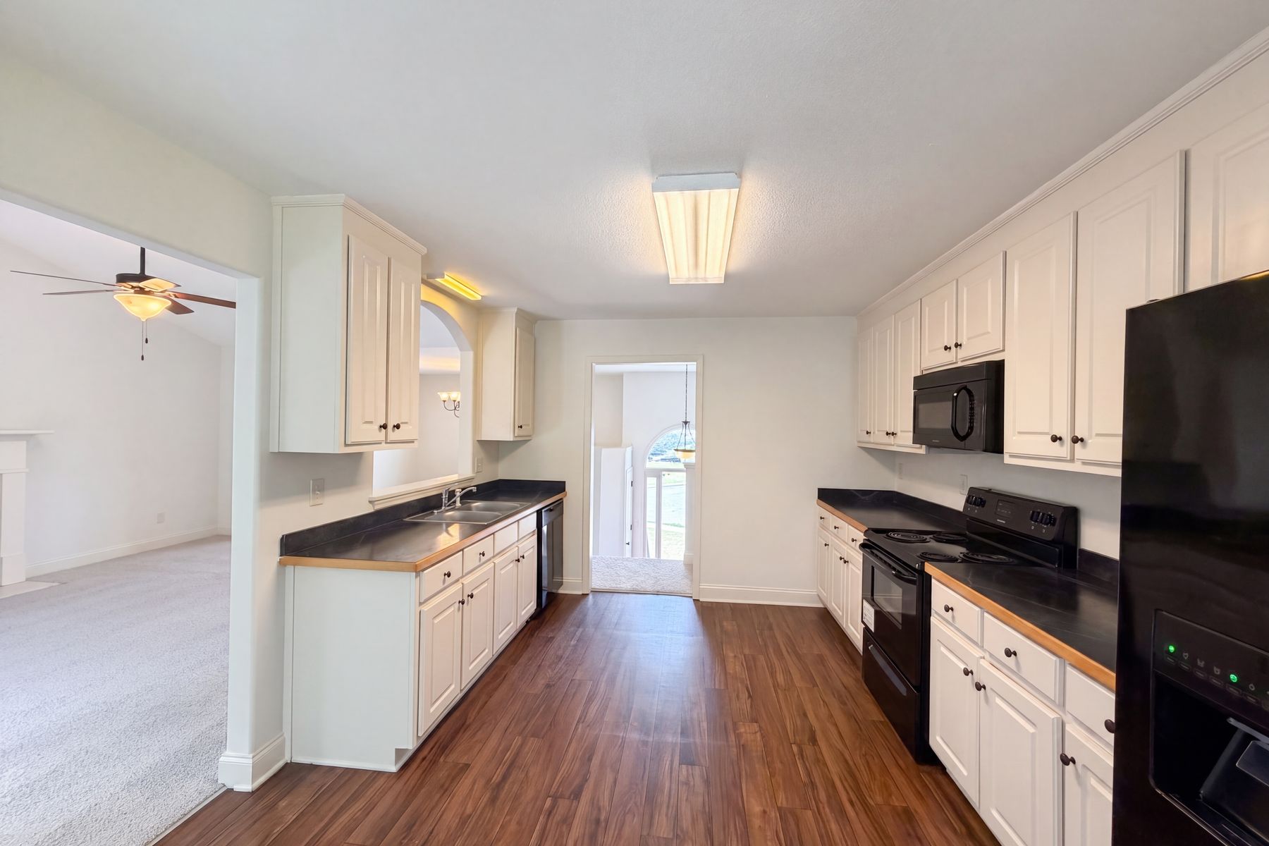 Photo 2 of 28 of 2721 Berkshire Dr, Winder, GA