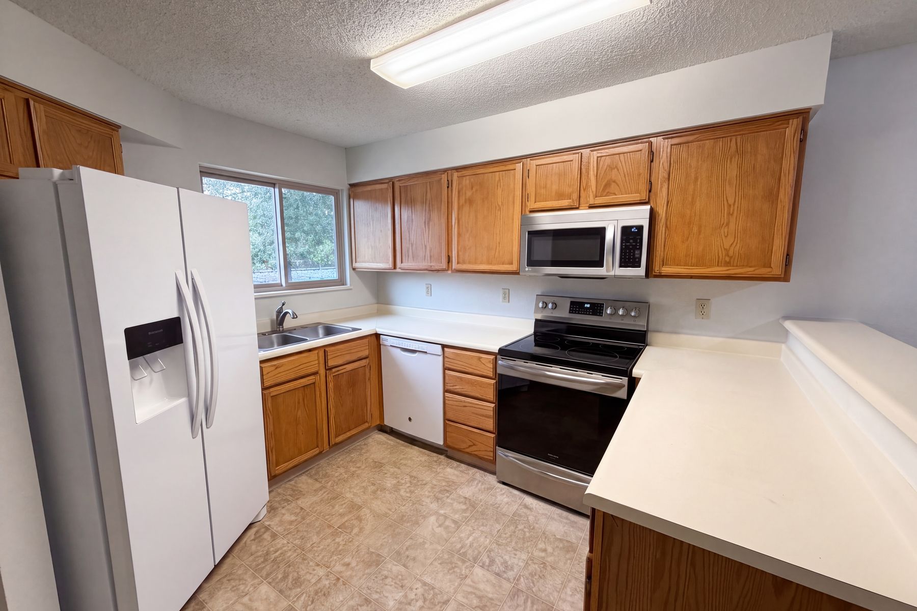 Photo 2 of 21 of 8733 W Cornell Ave, Lakewood, CO