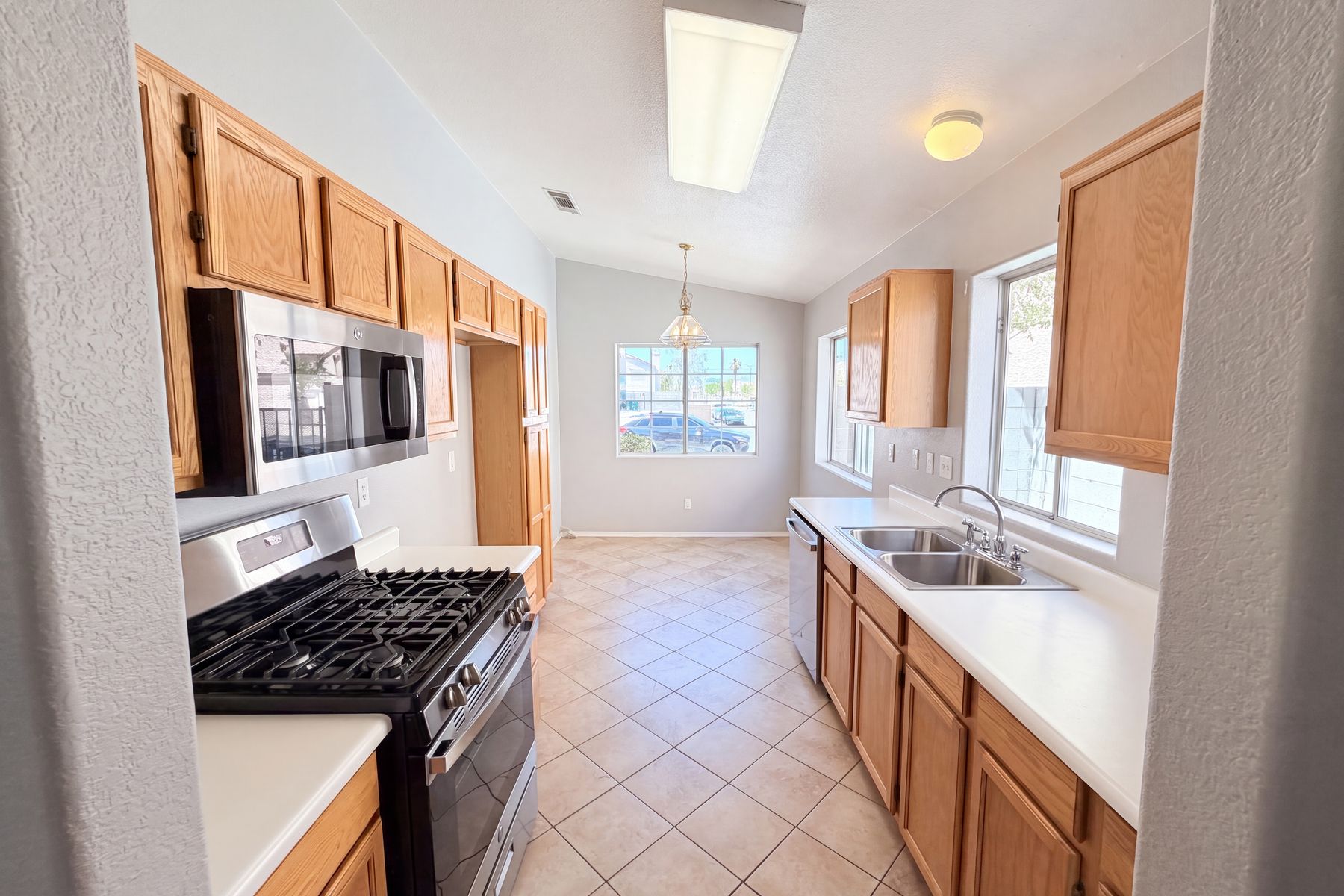 Photo 2 of 33 of 9121 Indian Breeze Dr, Las Vegas, NV