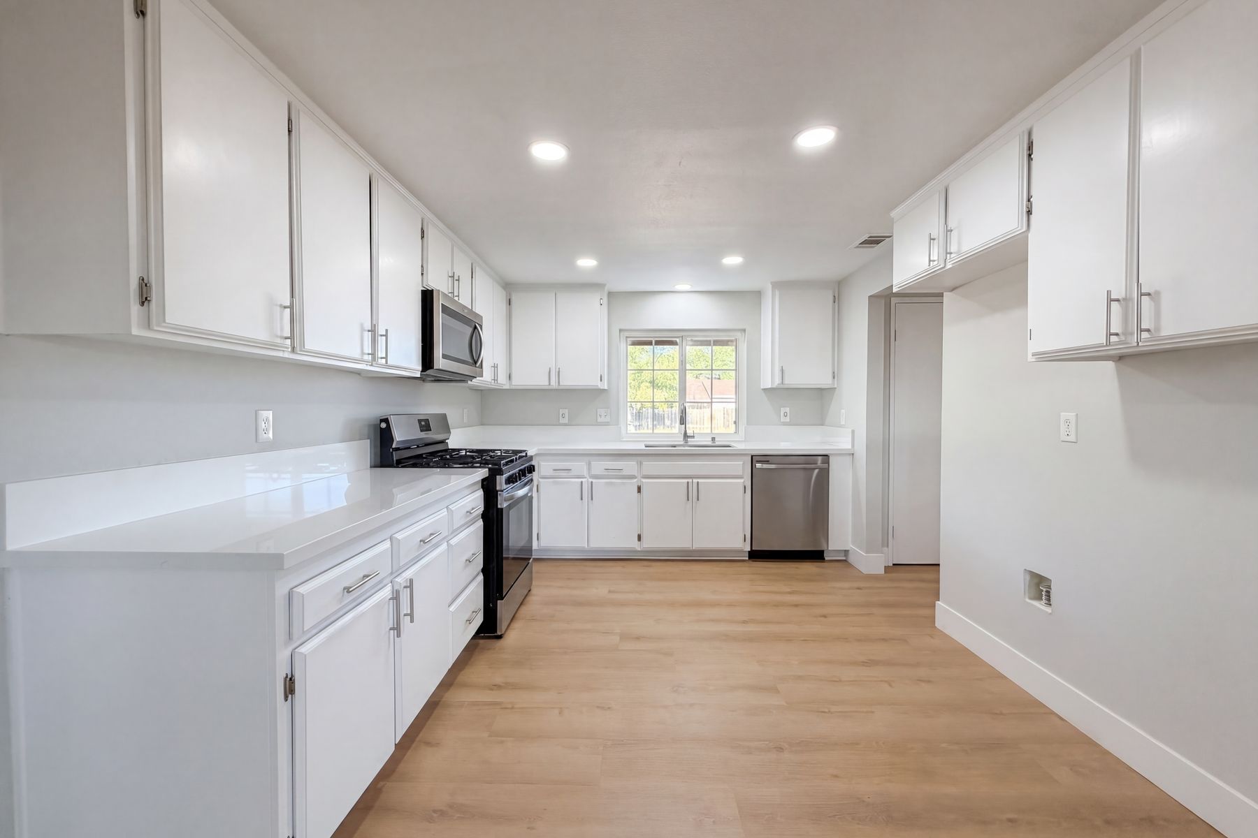 Photo 2 of 21 of 40733 176th St E, Lancaster, CA