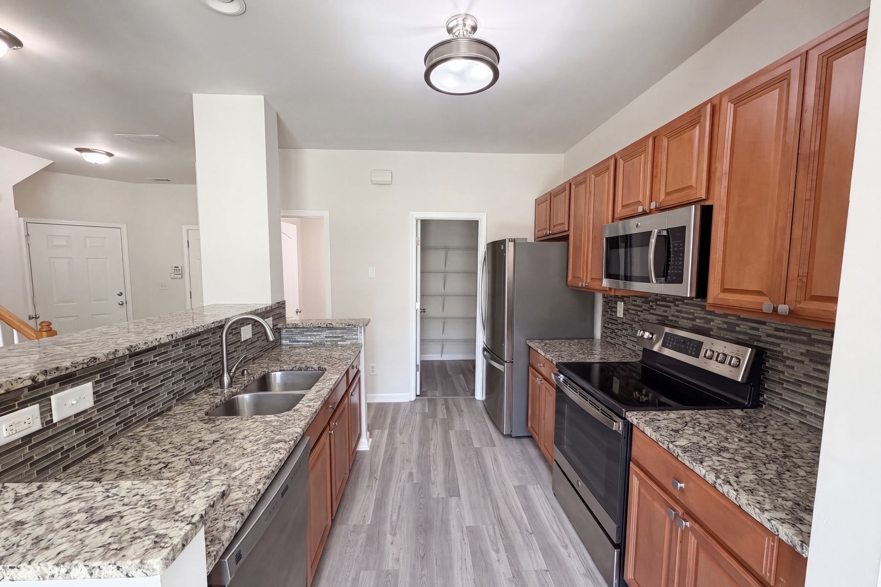 Photo 2 of 23 of 1019 Ivydale Cir, Lawrenceville, GA