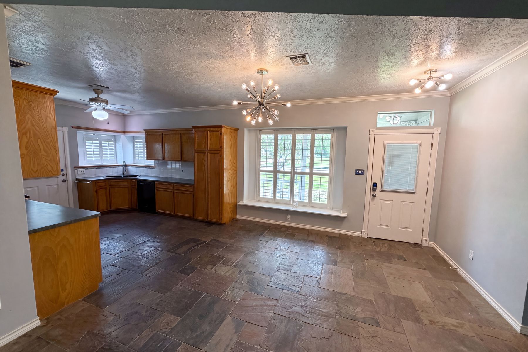 Photo 2 of 19 of 7934 Round Rock Dr, Houston, TX