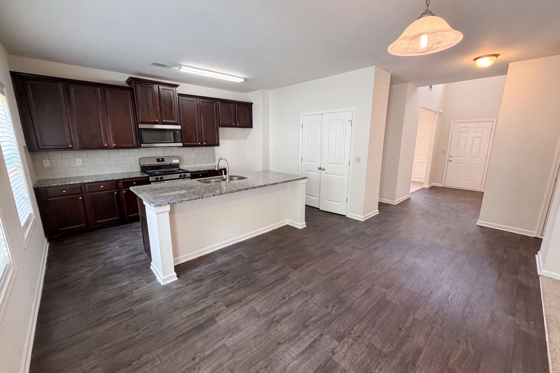 Photo 2 of 34 of 821 Walnut Woods Dr, Braselton, GA