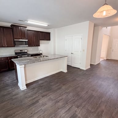 Property photo 2 of 821 Walnut Woods Dr