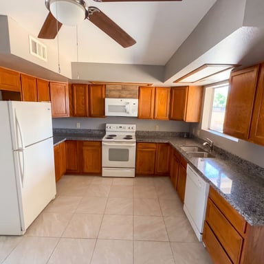 Property photo 2 of 2023 E Cindy St