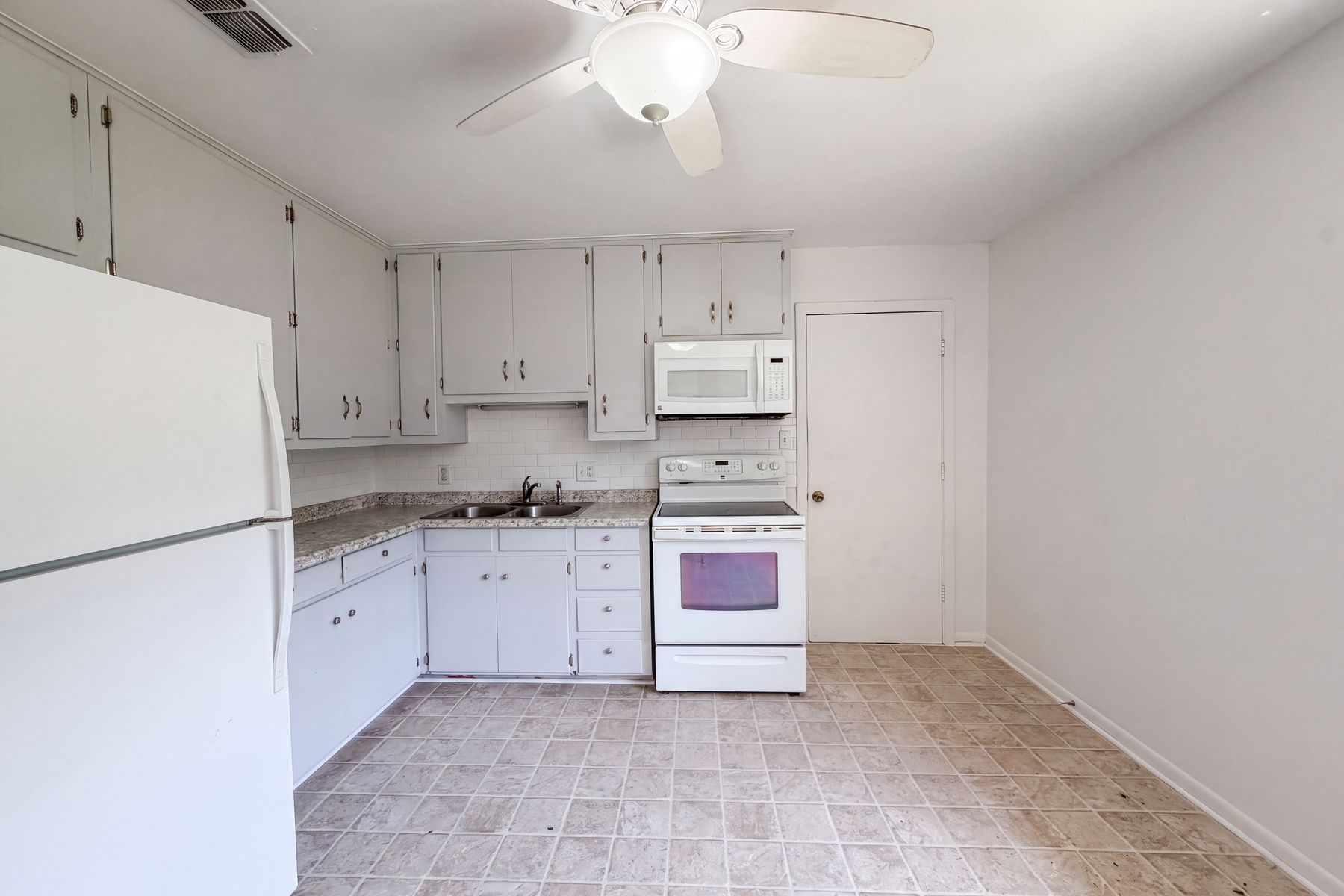 Photo 2 of 16 of 1213 S Ridgeway Dr, Cleburne, TX