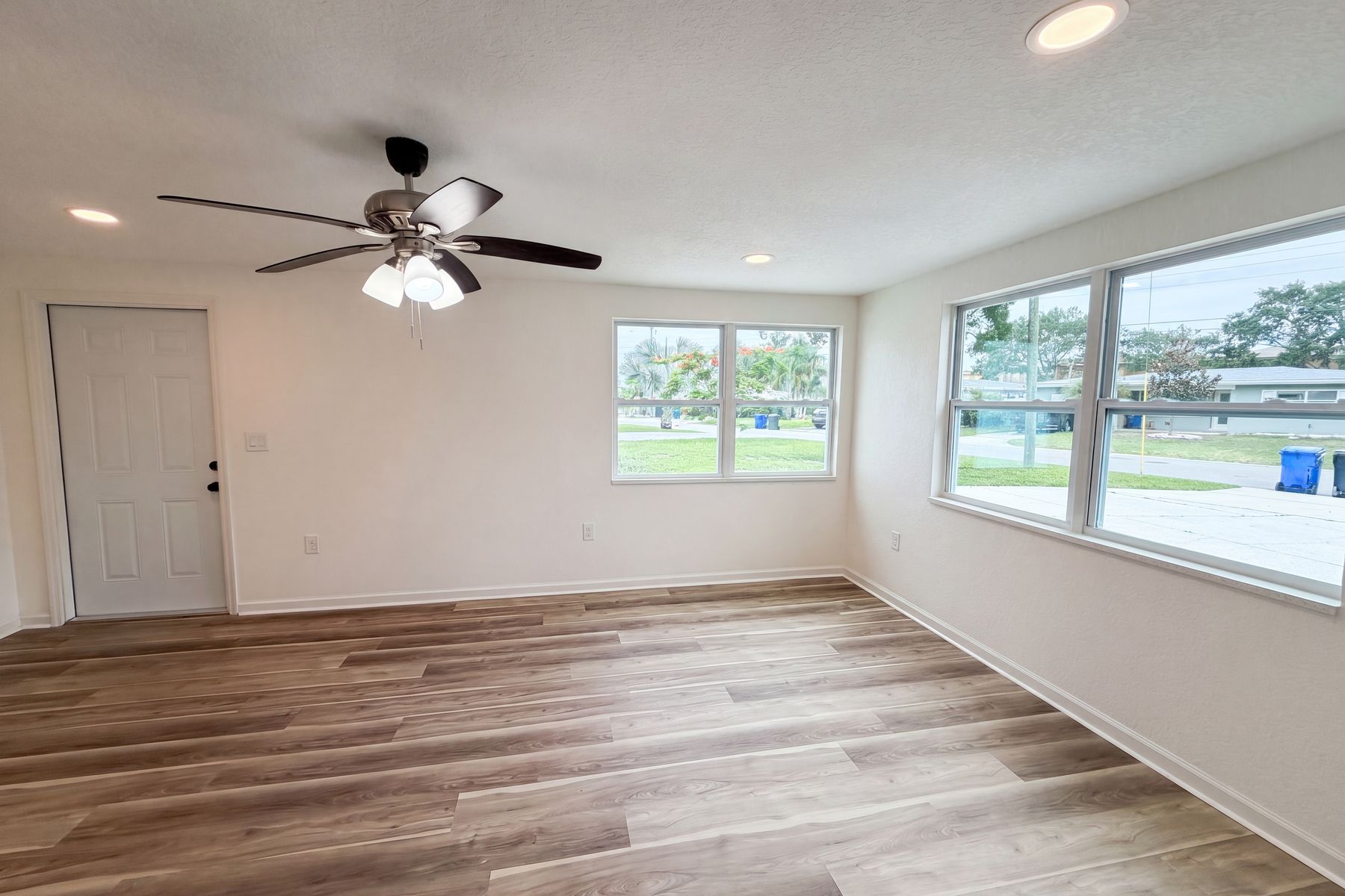 Property photo 3 of 567 Baywood Dr N