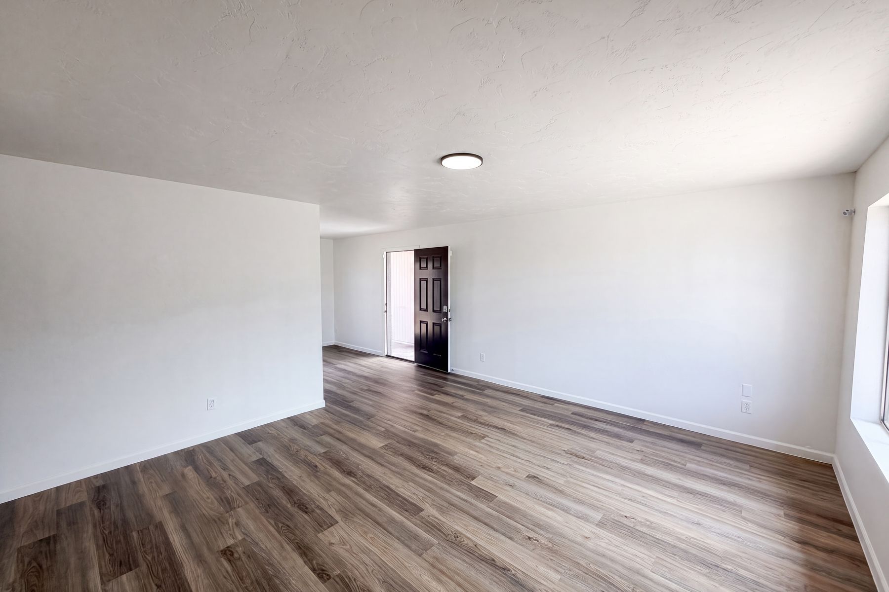 Property photo 3 of 402 W District St