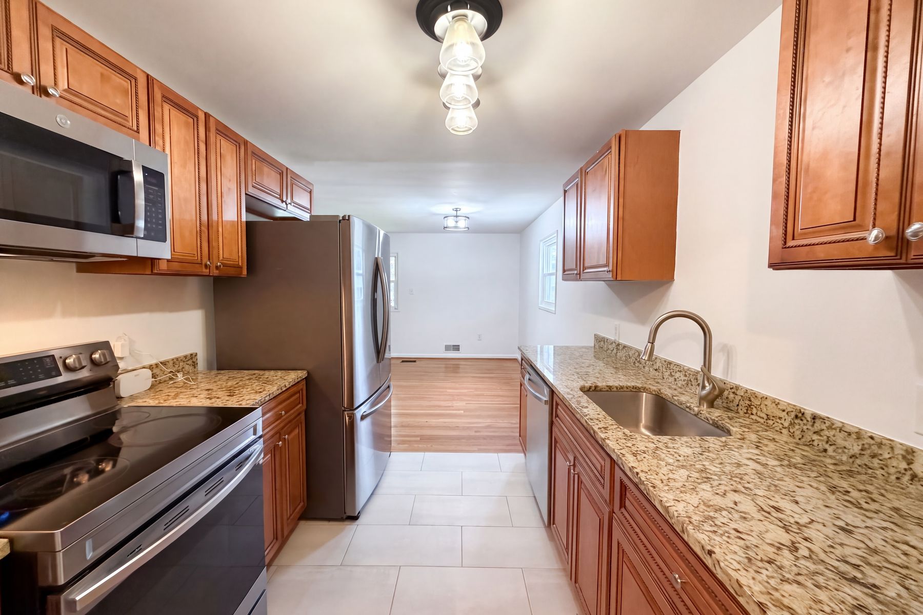 Photo 2 of 32 of 13512 Fitzhugh Ln, Woodbridge, VA