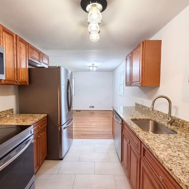 Property photo 2 of 13512 Fitzhugh Ln