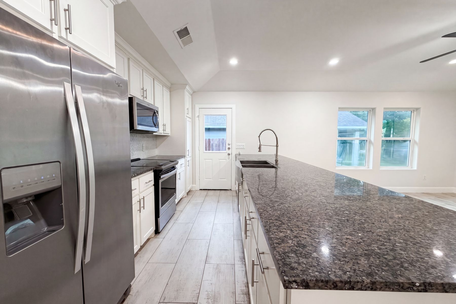 Photo 2 of 20 of 709 W Hull St, Denison, TX
