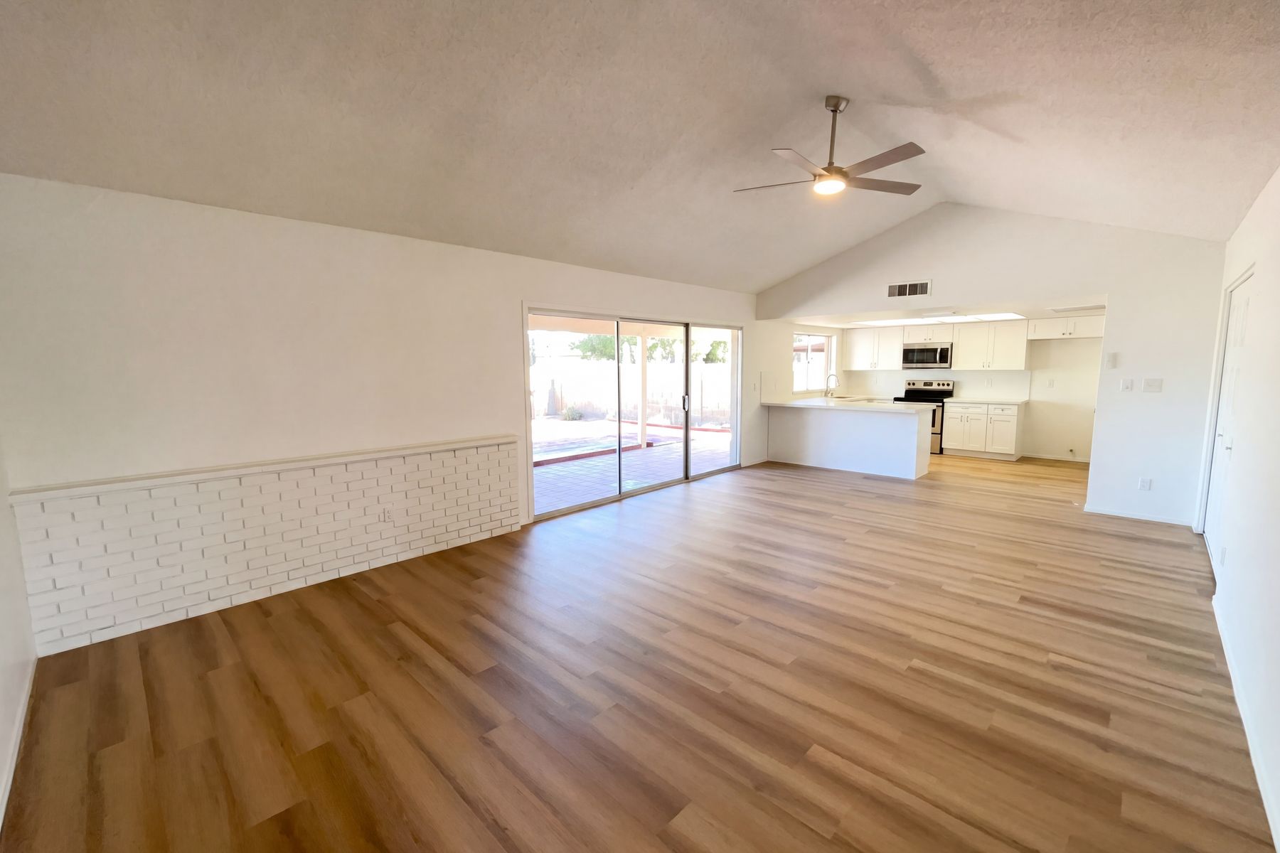 Property photo 3 of 2219 S Estrella Cir