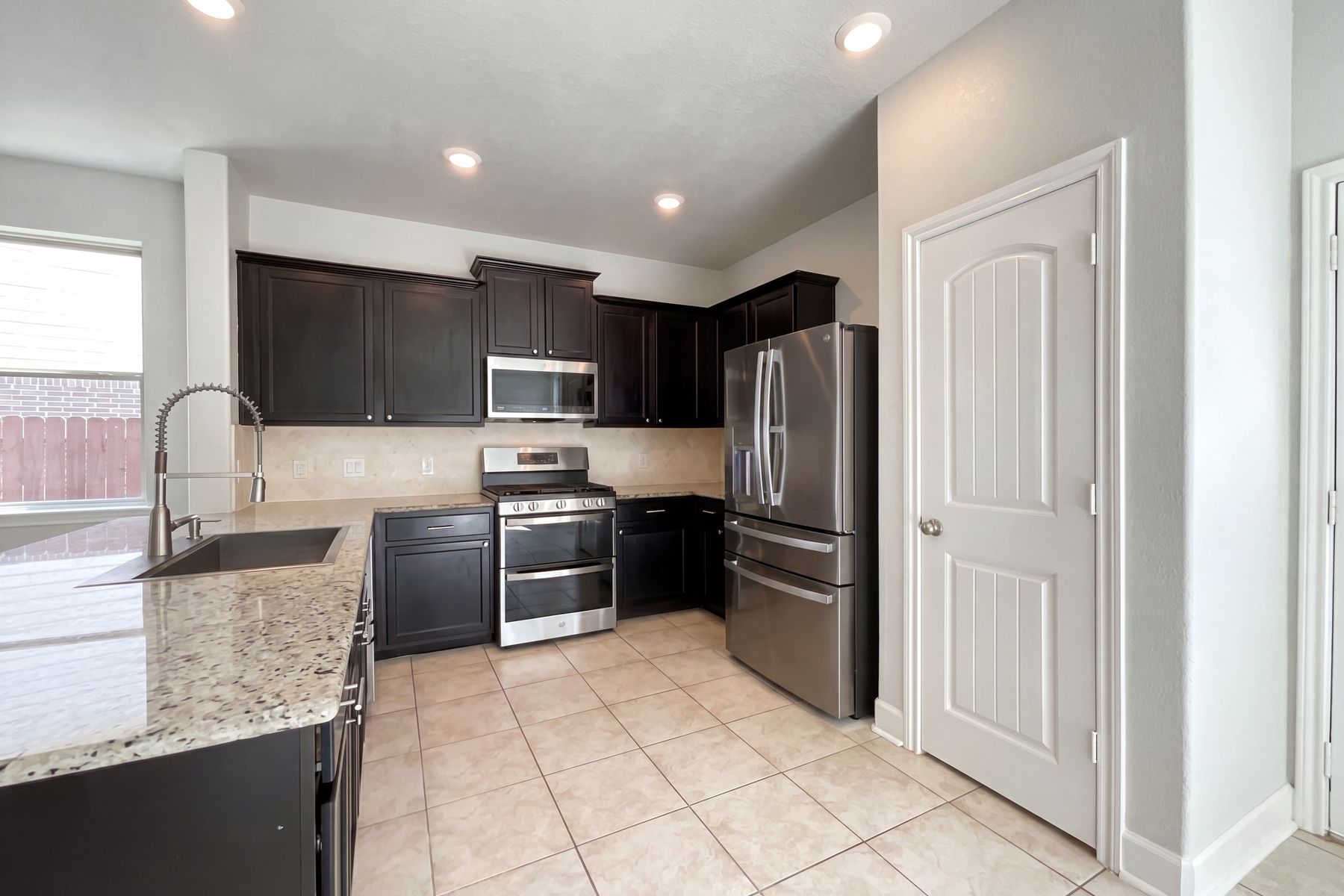 Photo 2 of 17 of 18813 Genova Bay Ct, New Caney, TX