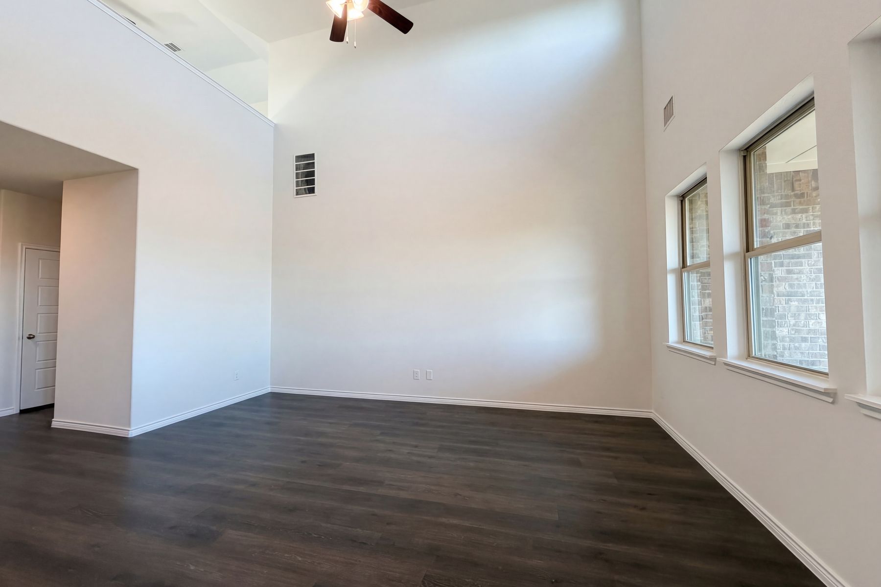 Property photo 3 of 1012 Crepe Myrtle Ln