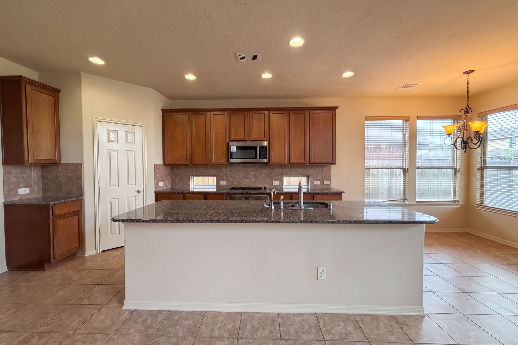 Photo 2 of 25 of 4710 Autumn Pine Ln, Houston, TX