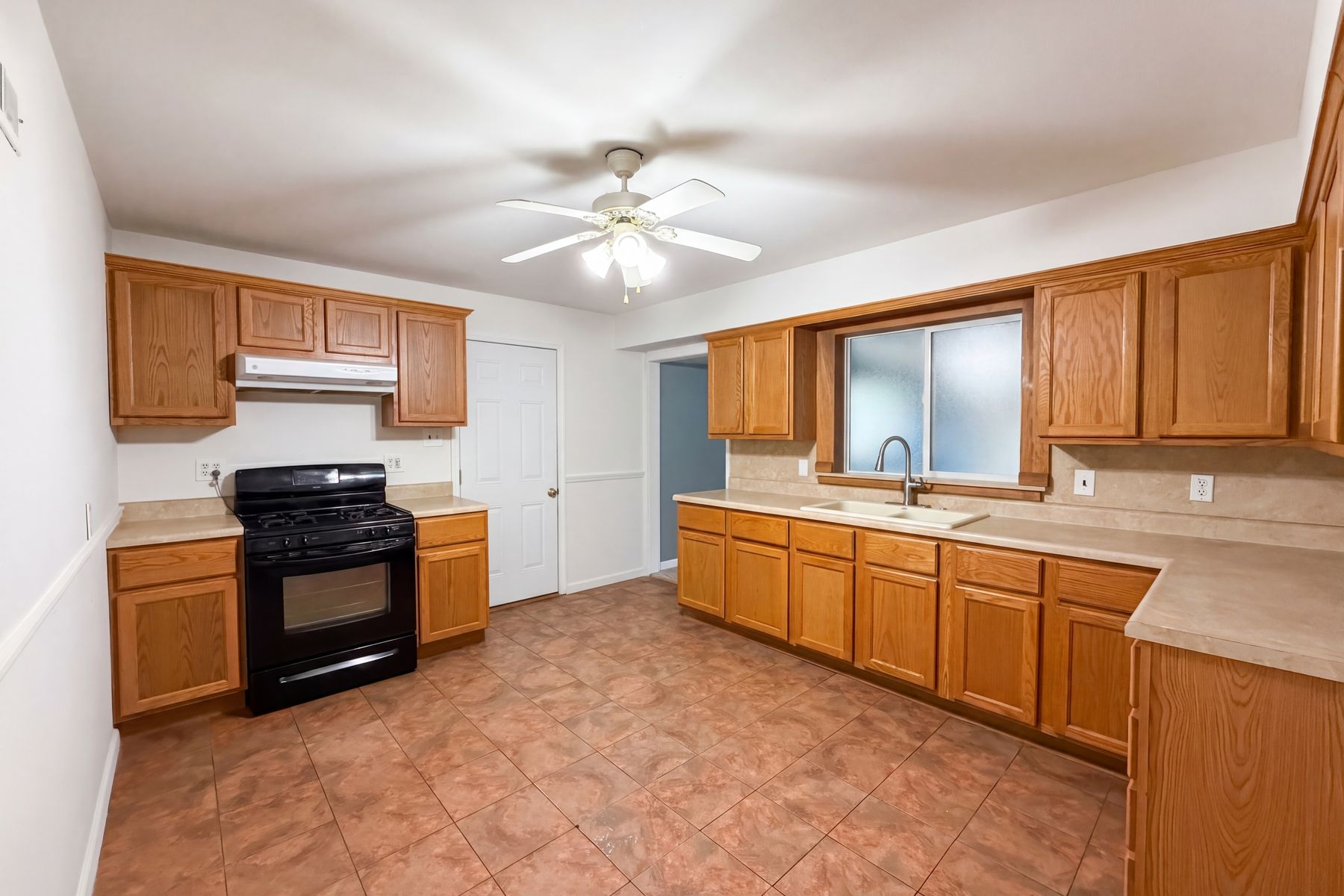 Photo 2 of 21 of 1607 N 17th St, Belleville, IL