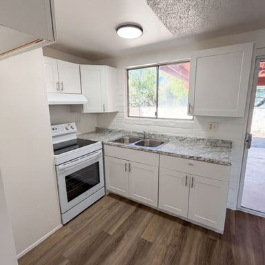 Property photo 2 of 2704 S Lands End Rd