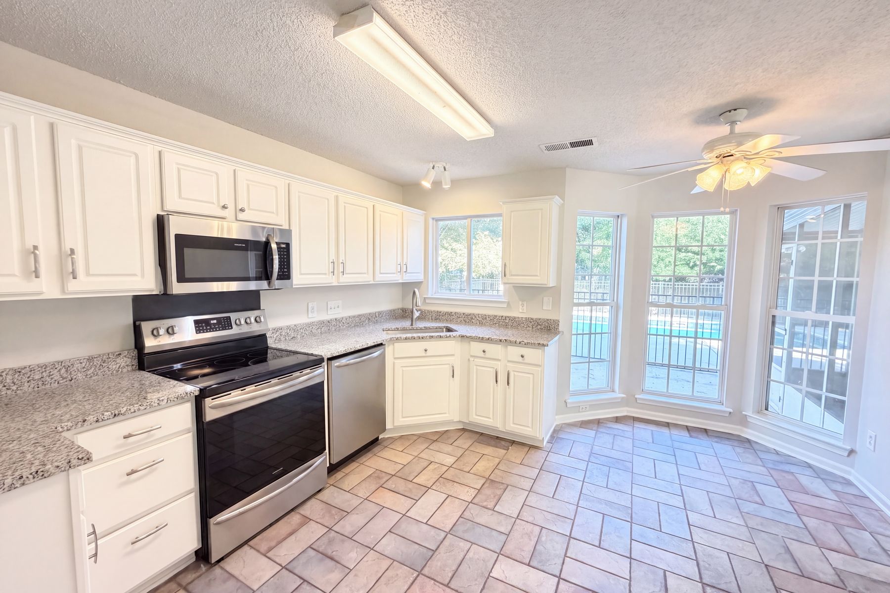 Photo 2 of 21 of 3016 Wyntree Ct, Matthews, NC