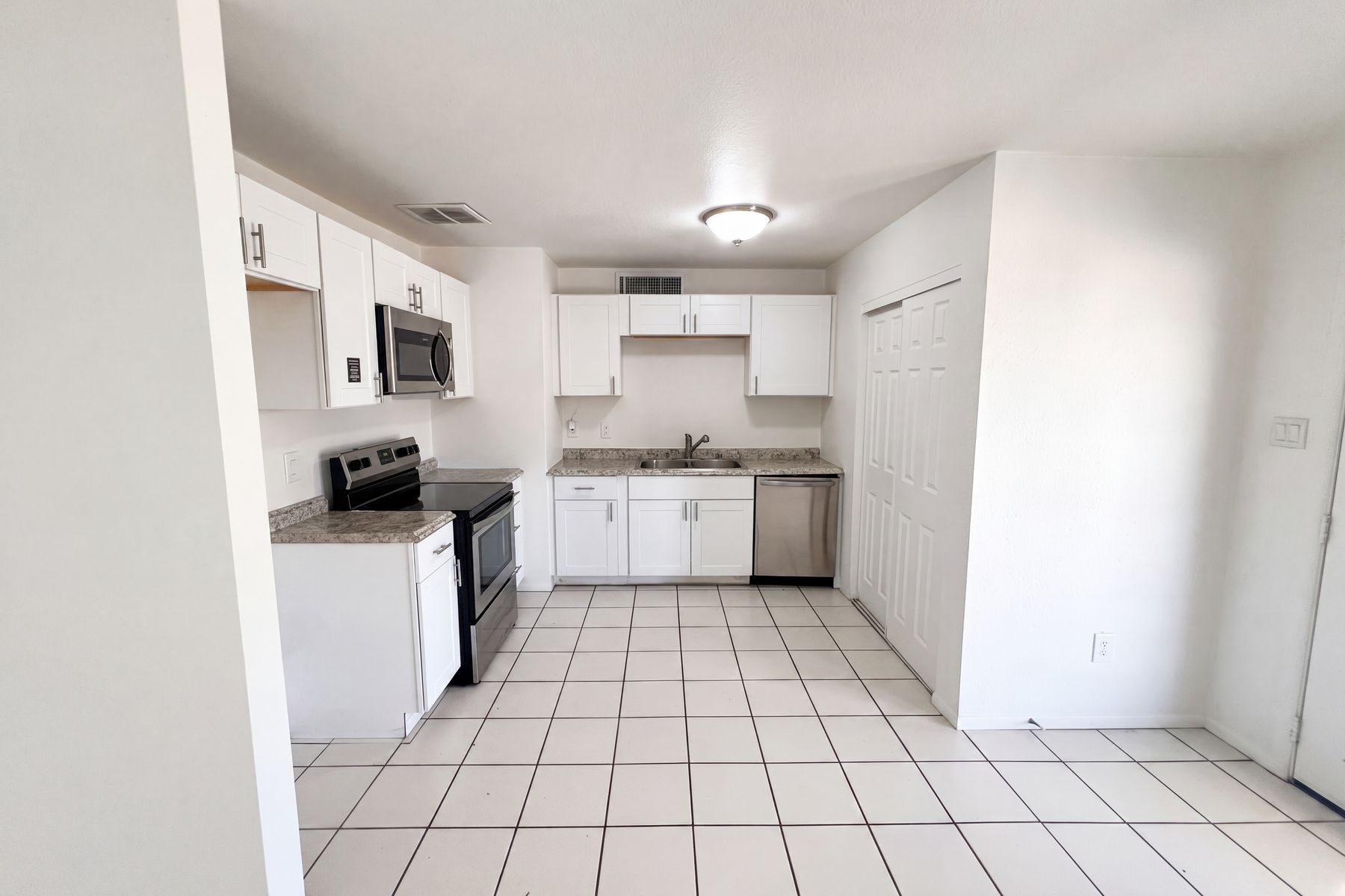 Photo 2 of 20 of 14838 N 33rd Dr, Phoenix, AZ