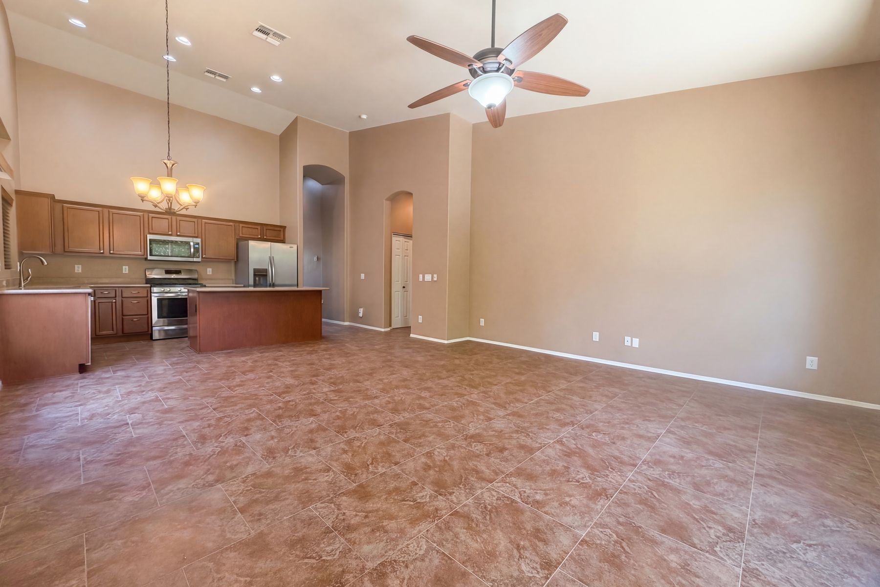 Property photo 3 of 6915 E Portia St