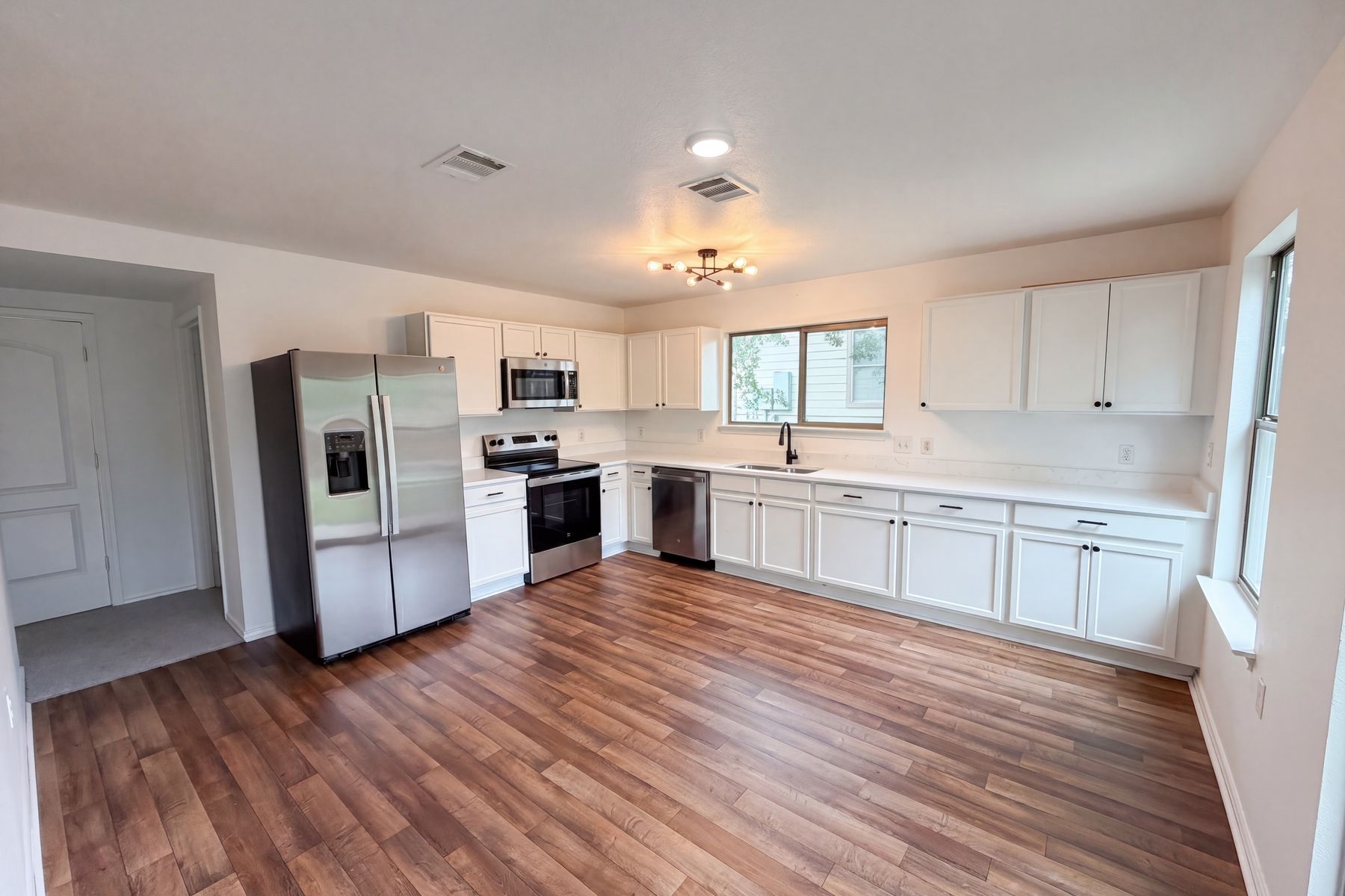 Photo 2 of 20 of 5406 S Hearsey Dr, Austin, TX