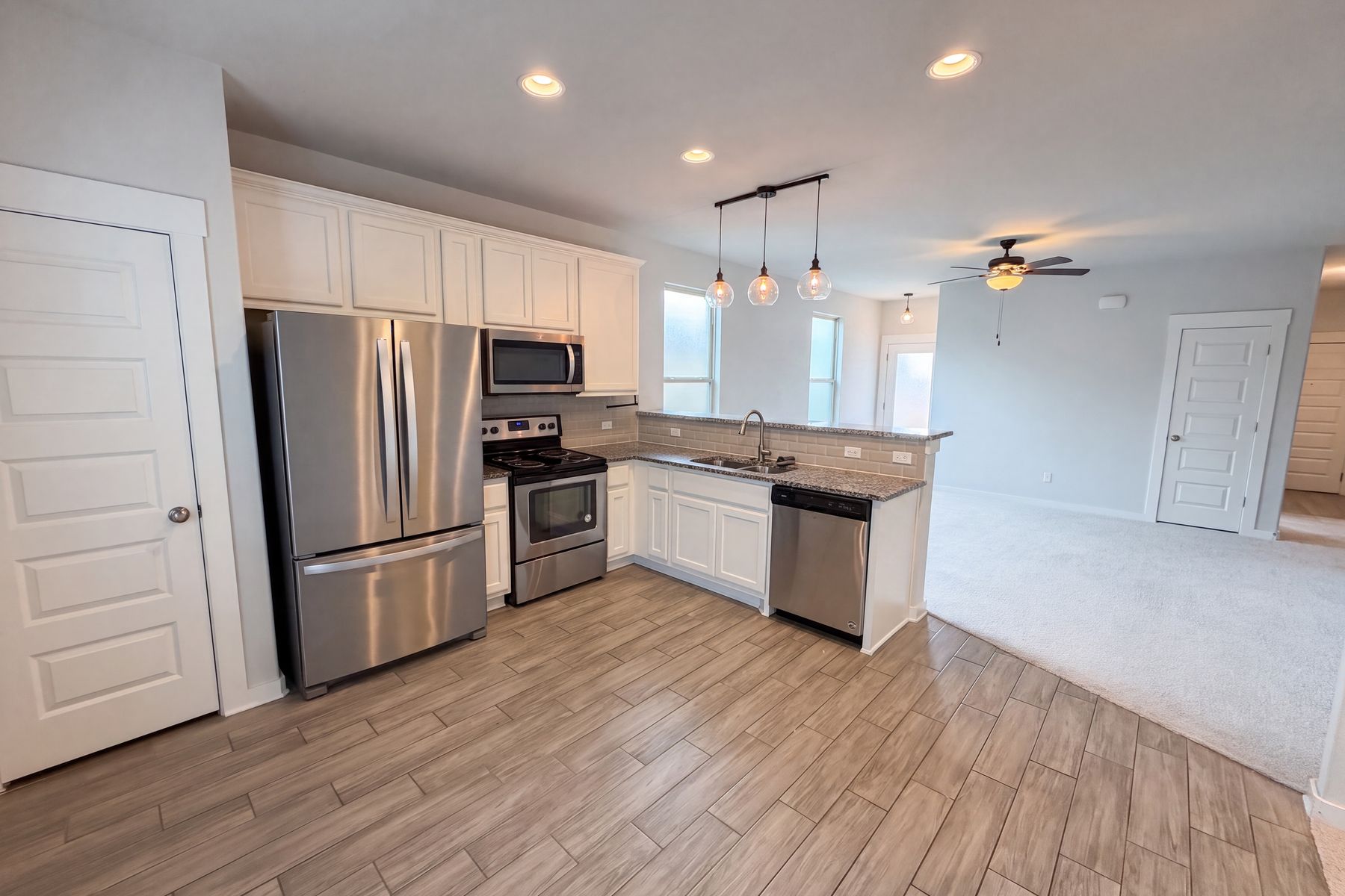 Photo 2 of 17 of 105 Syrah Ct, Leander, TX