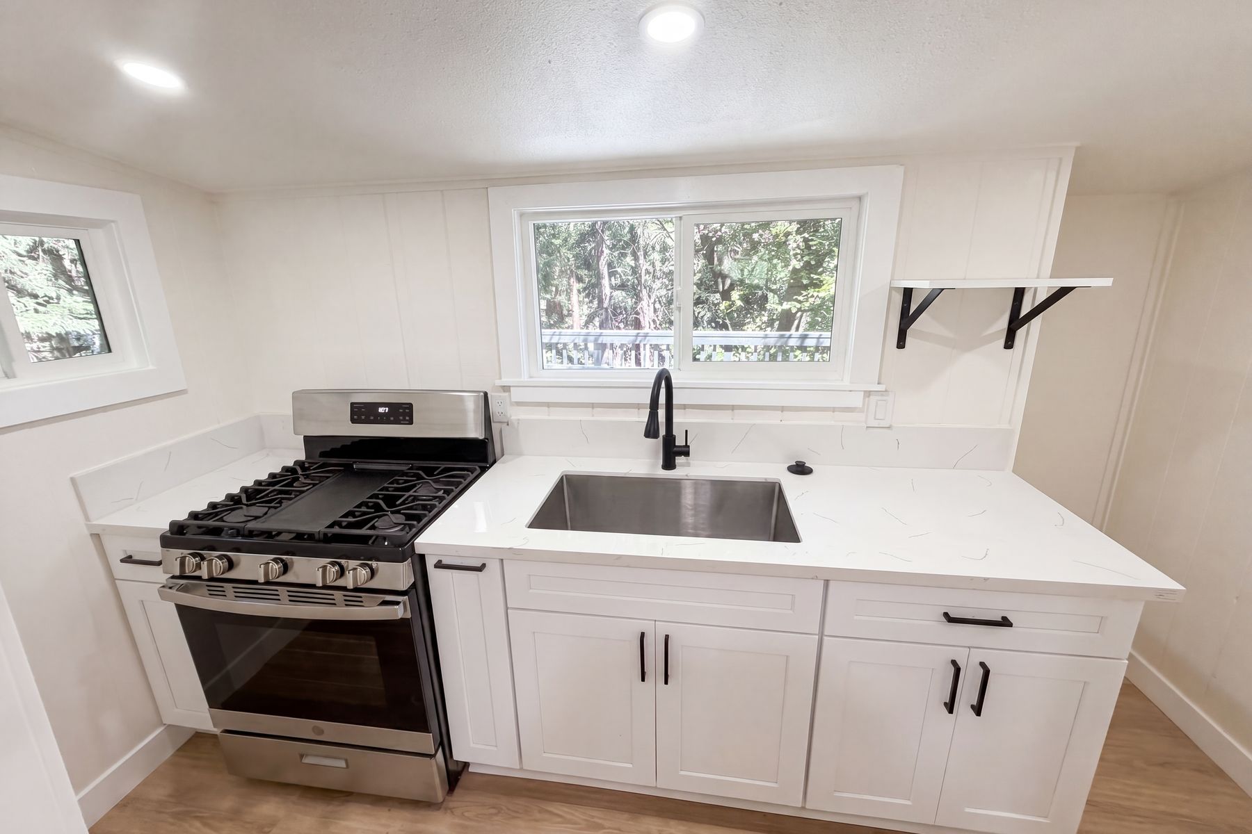 Photo 2 of 24 of 982 Oak Dr, Crestline, CA