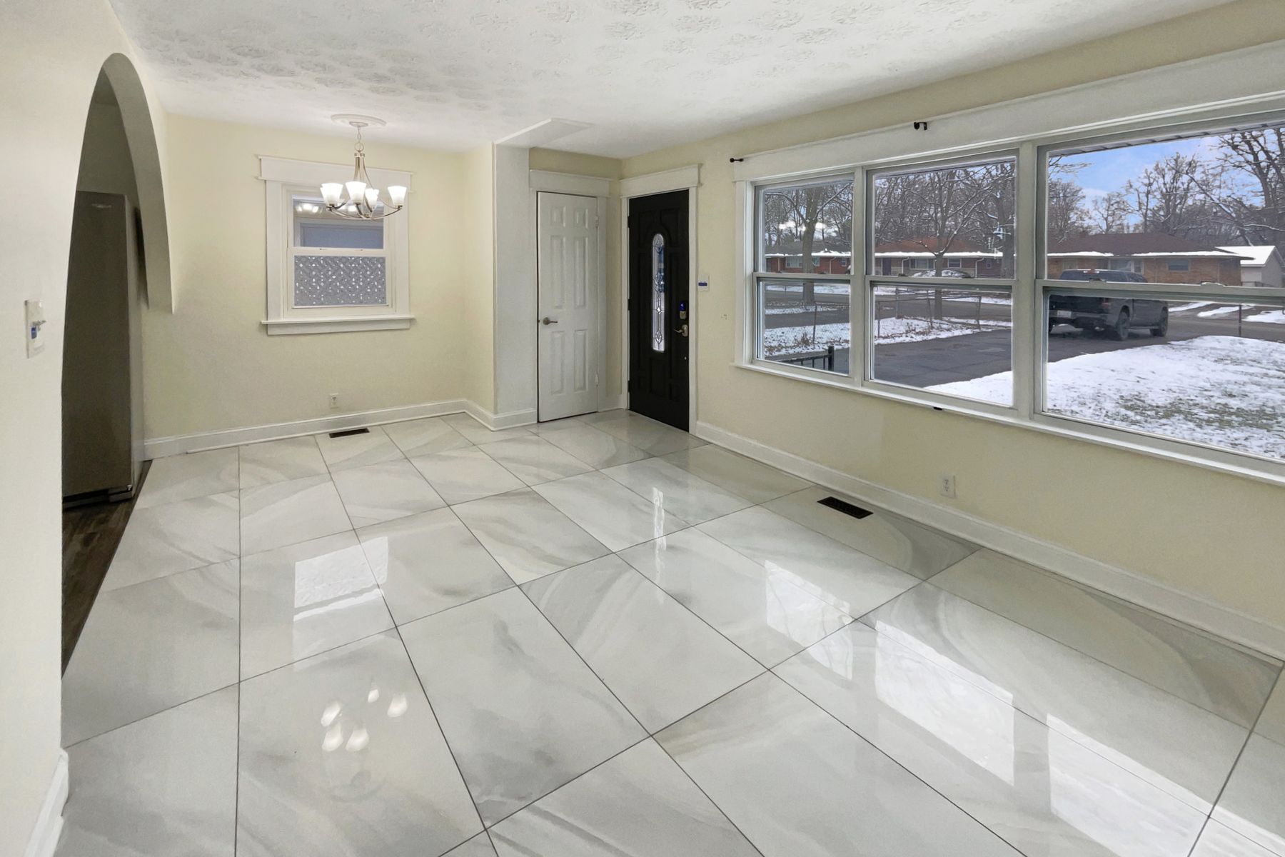 Property photo 3 of 4055 N Grand Ave