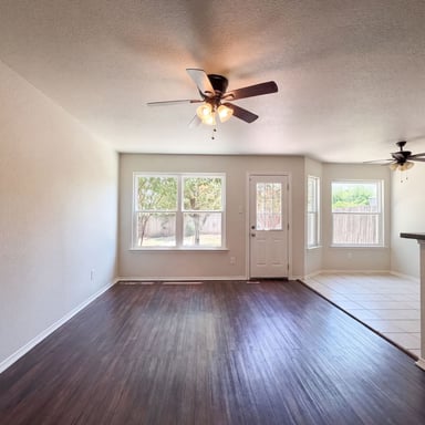Property photo 3 of 825 Village Point Ln