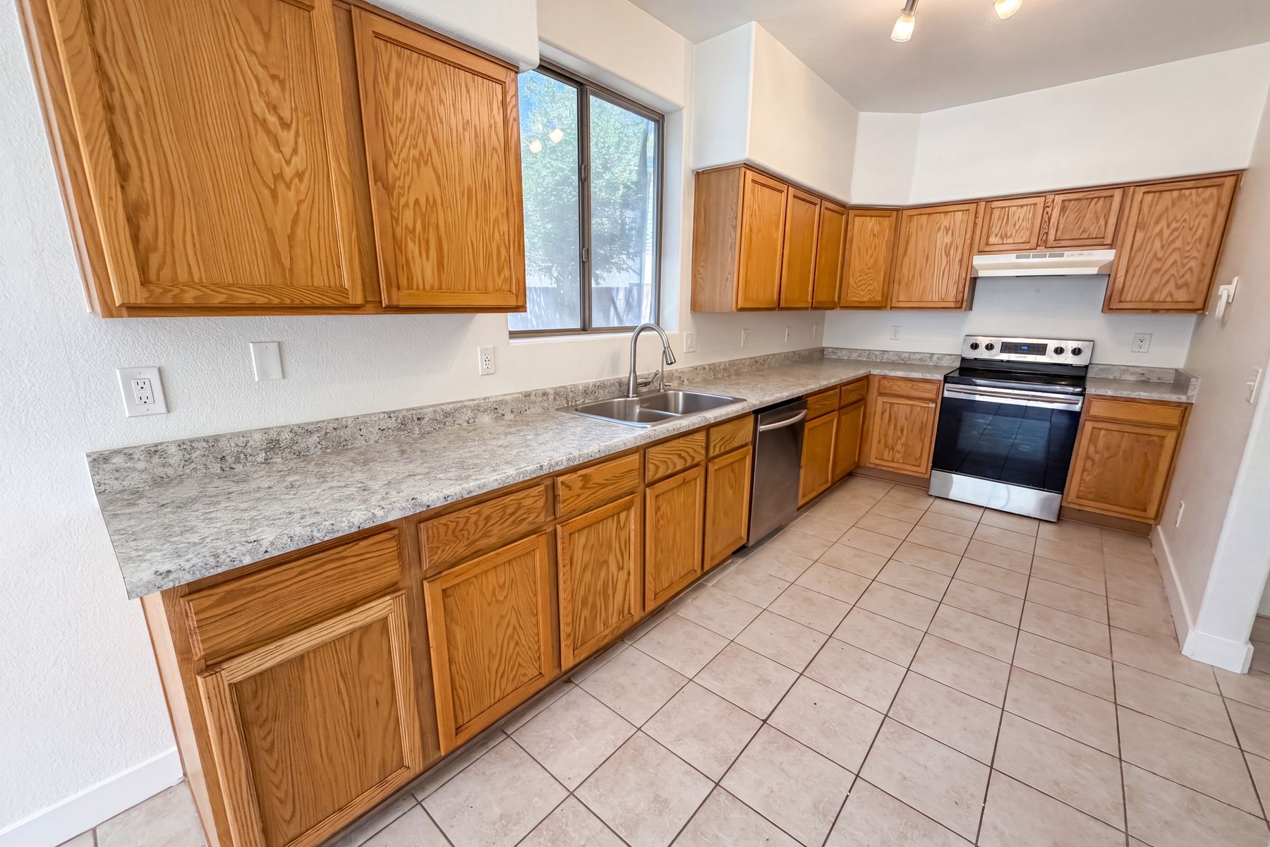Photo 2 of 23 of 800 S Bedford Dr, Chandler, AZ