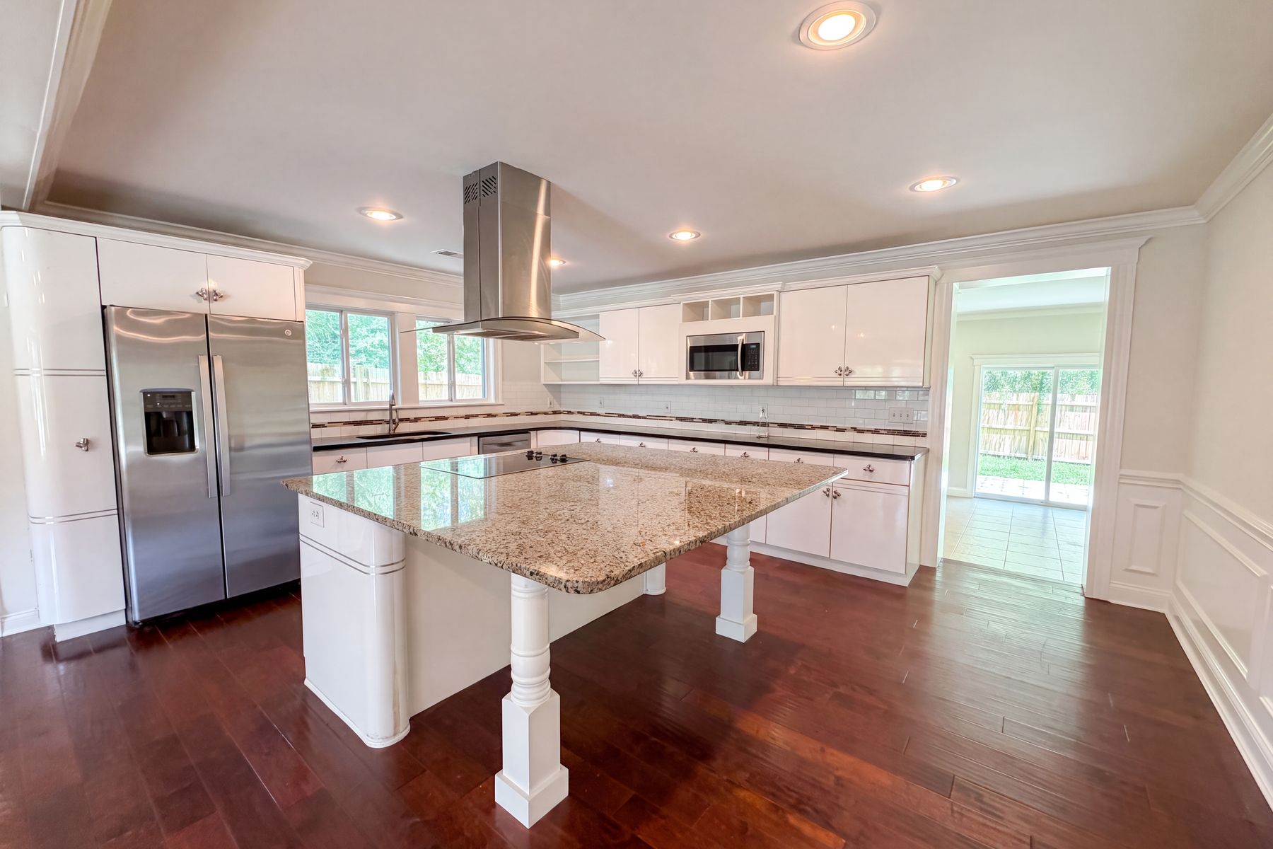 Photo 2 of 20 of 829 W 2nd North St, Summerville, SC