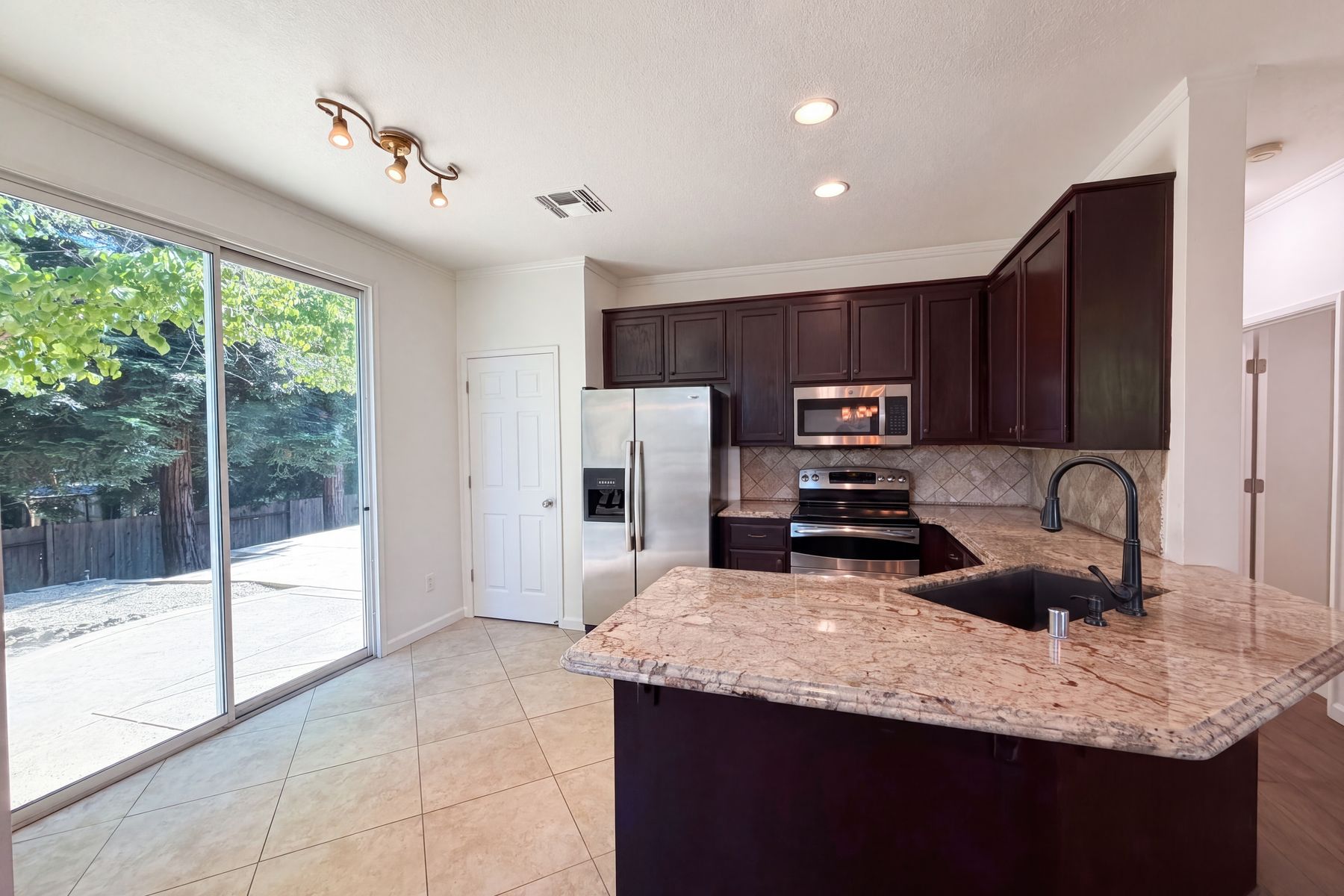 Photo 2 of 30 of 2805 Aquamarine Cir, Rescue, CA