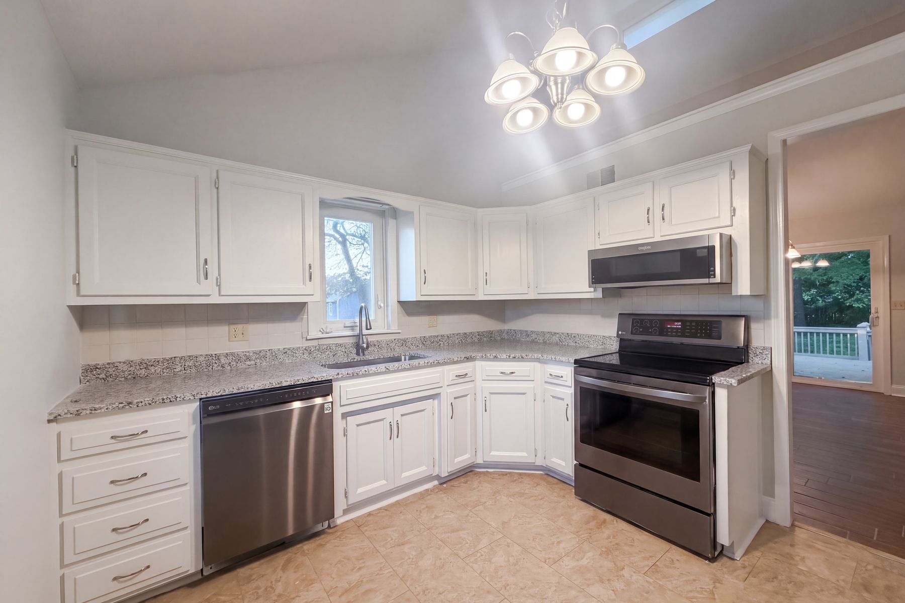 Photo 2 of 21 of 7511 Orient Ave, Kansas City, KS