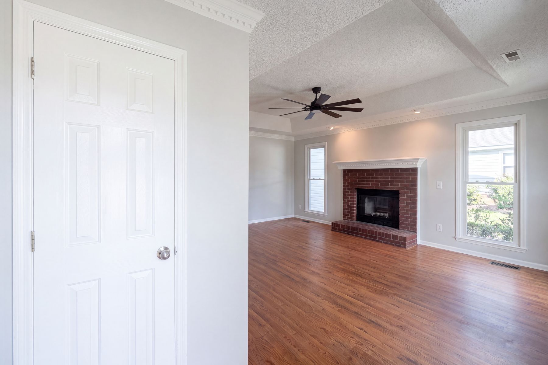 Property photo 3 of 153 Courtney Oak Dr