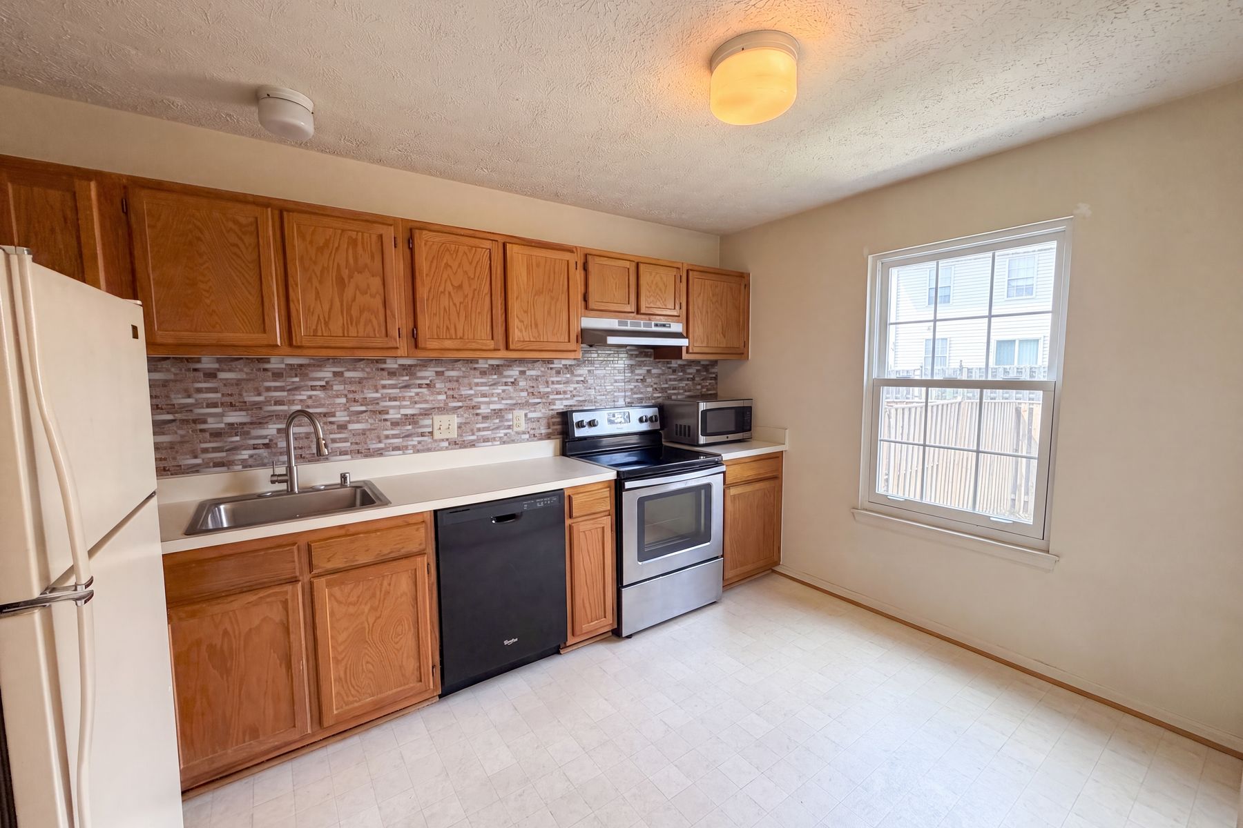 Photo 2 of 17 of 2726 Crestwick Pl, District Heights, MD