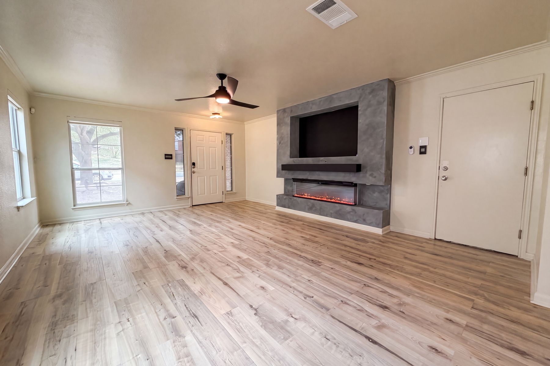 Property photo 3 of 10602 Springwood Sq