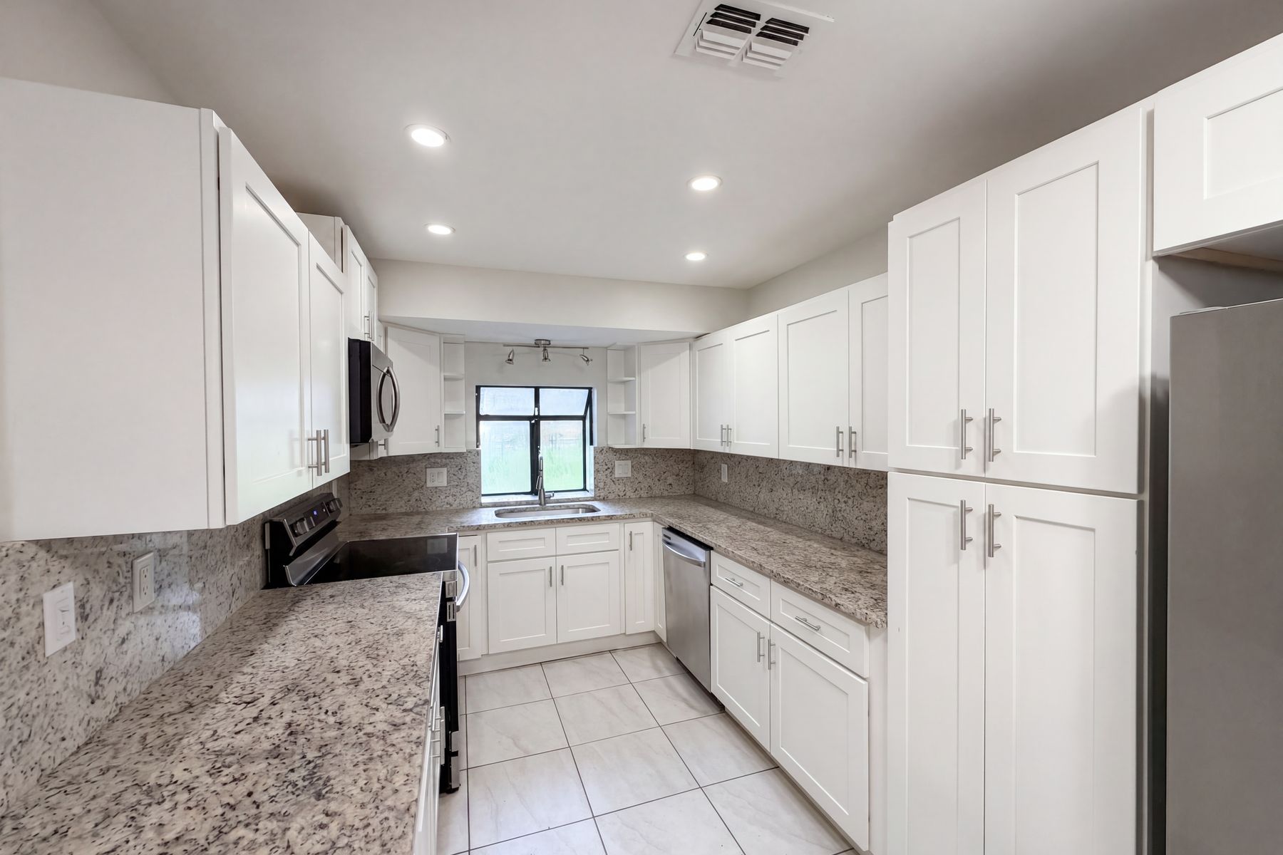 Photo 2 of 20 of 10510 SW 74th Ct, Ocala, FL