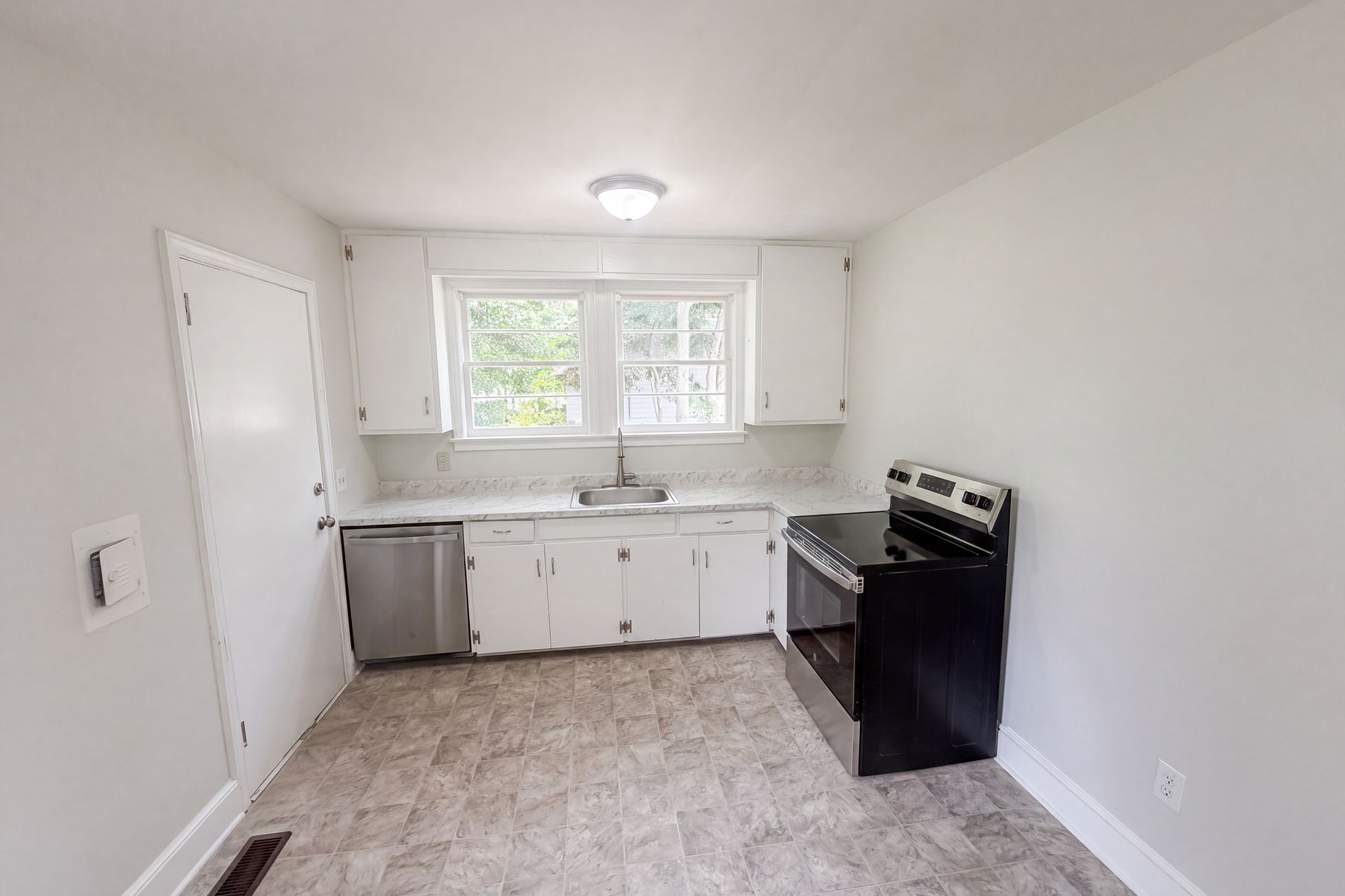 Photo 2 of 20 of 1937 Beckley Dr, Columbia, SC