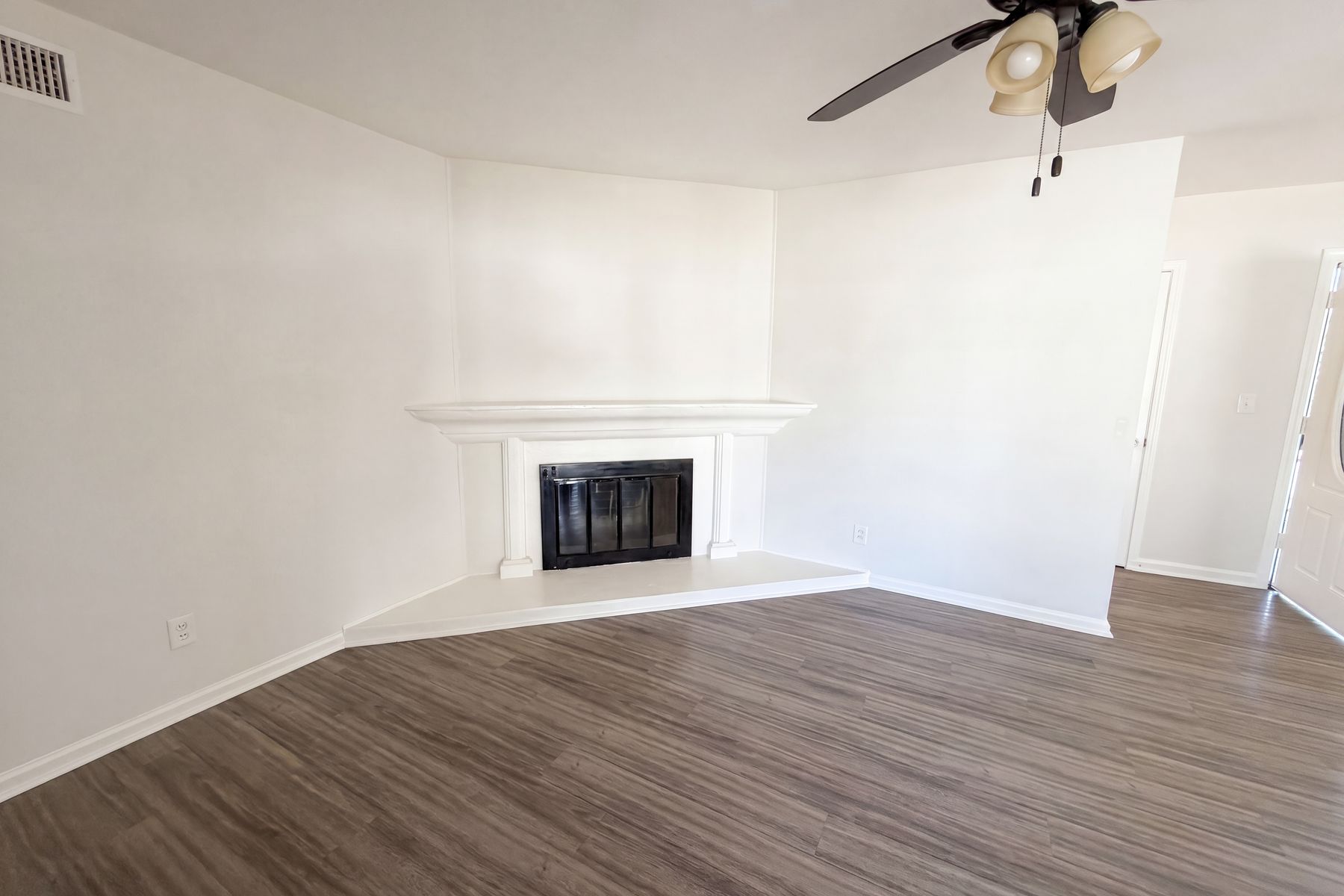 Property photo 3 of 322 E Mariposa Dr