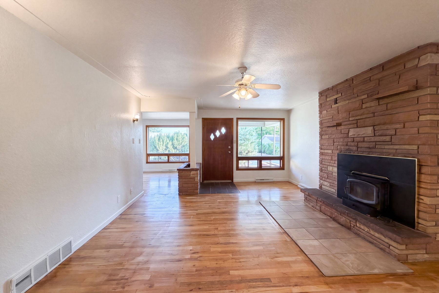 Property photo 3 of 1535 W 15th St