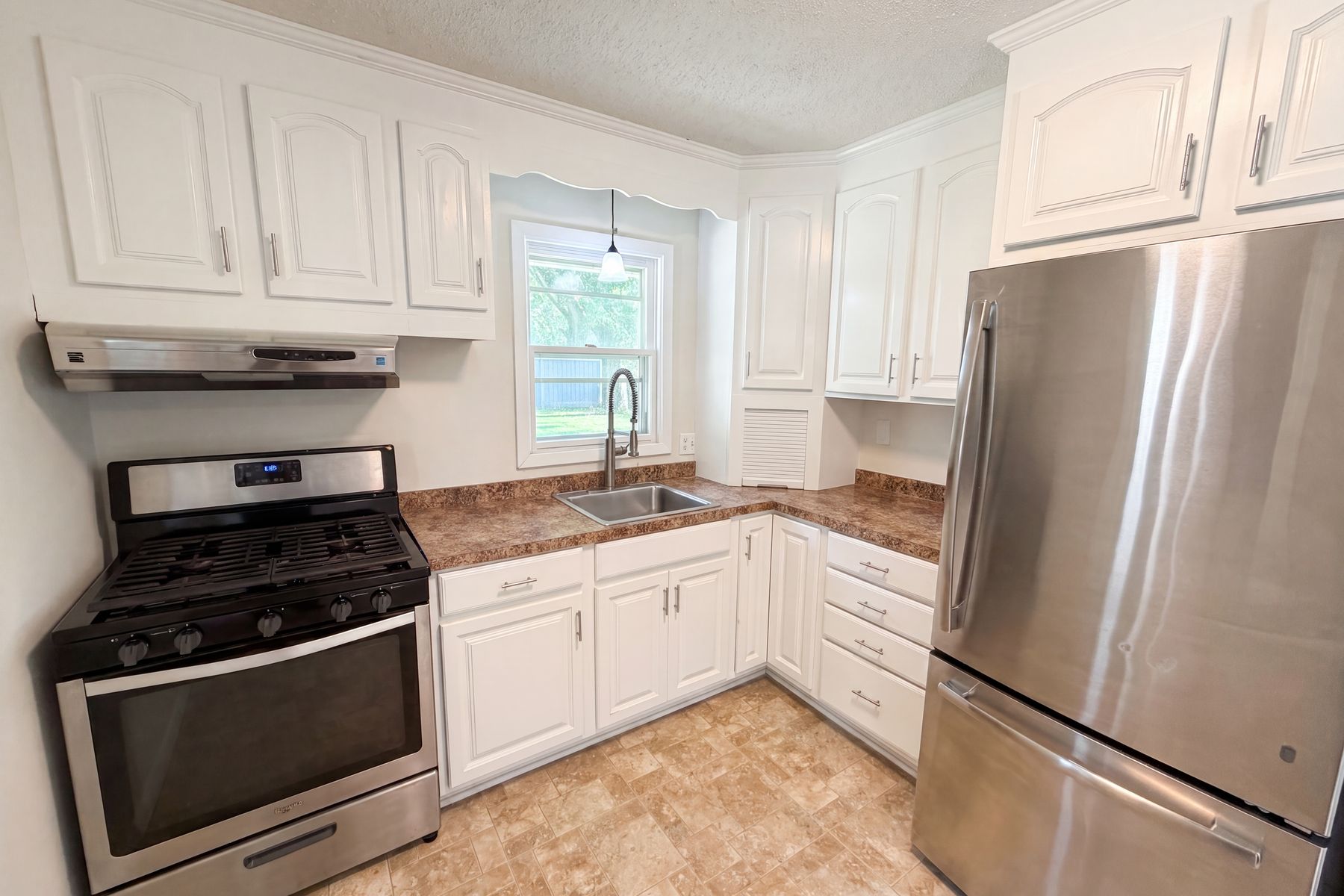 Photo 2 of 20 of 2128 Ronald Ave, White Bear Lake, MN