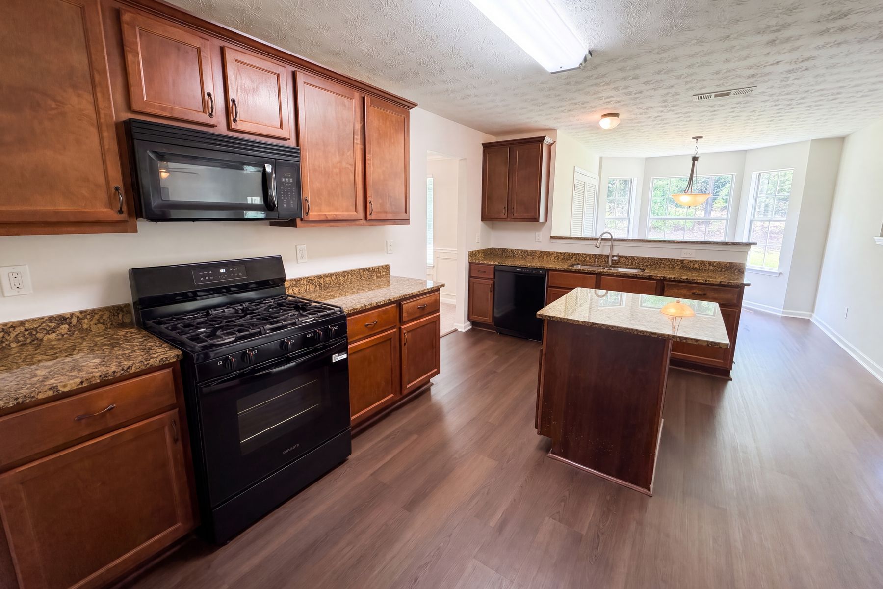 Photo 2 of 33 of 1672 Bennett Dr, McDonough, GA