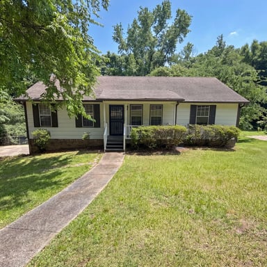 Property photo 1 of 2813 Wood Dr NE