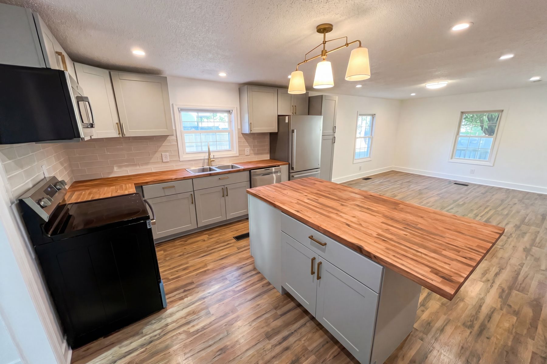 Photo 2 of 18 of 410 Madison St, Roanoke Rapids, NC